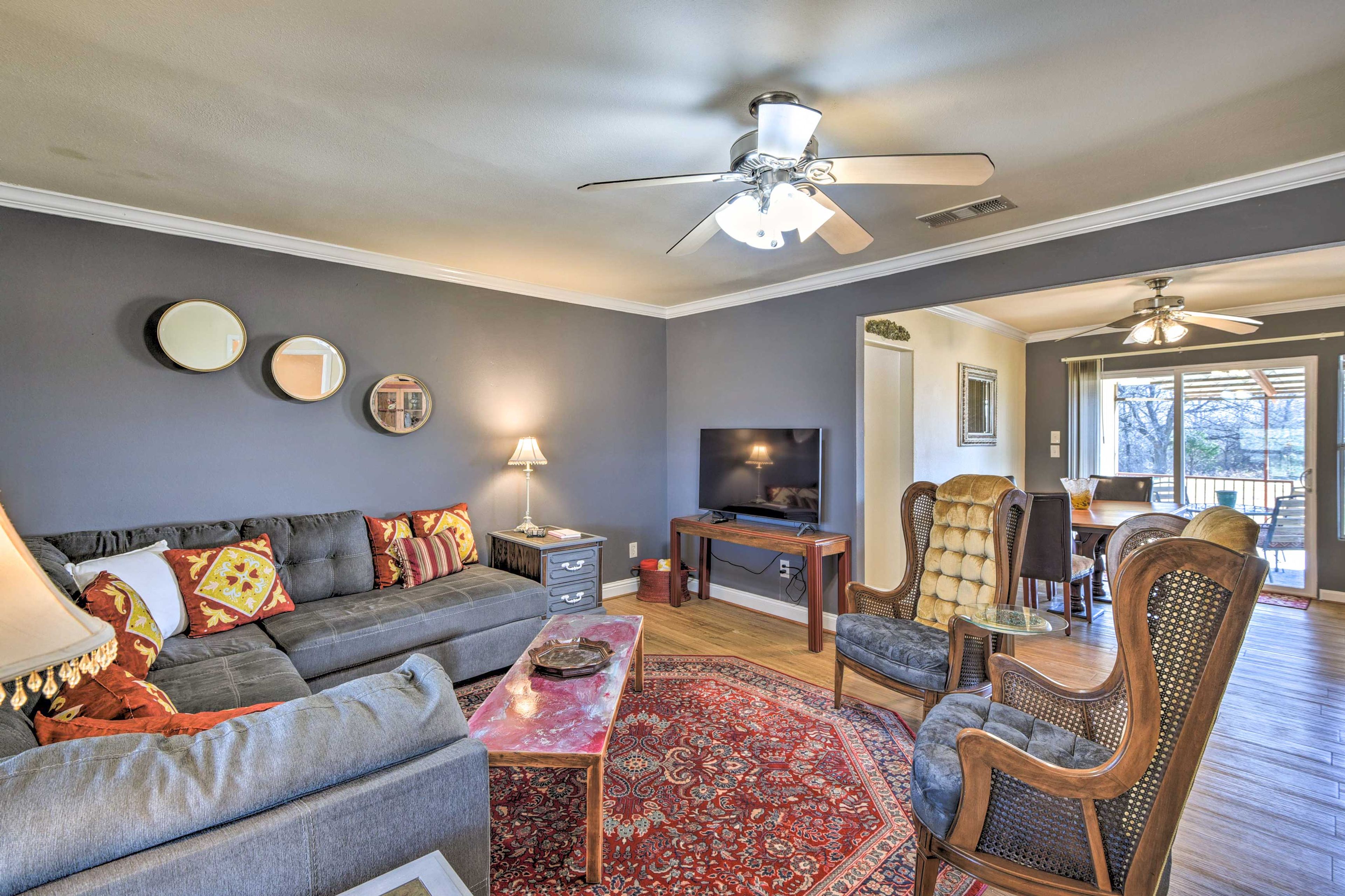 Living Room | Free WiFi | Central A/C | Smart TV