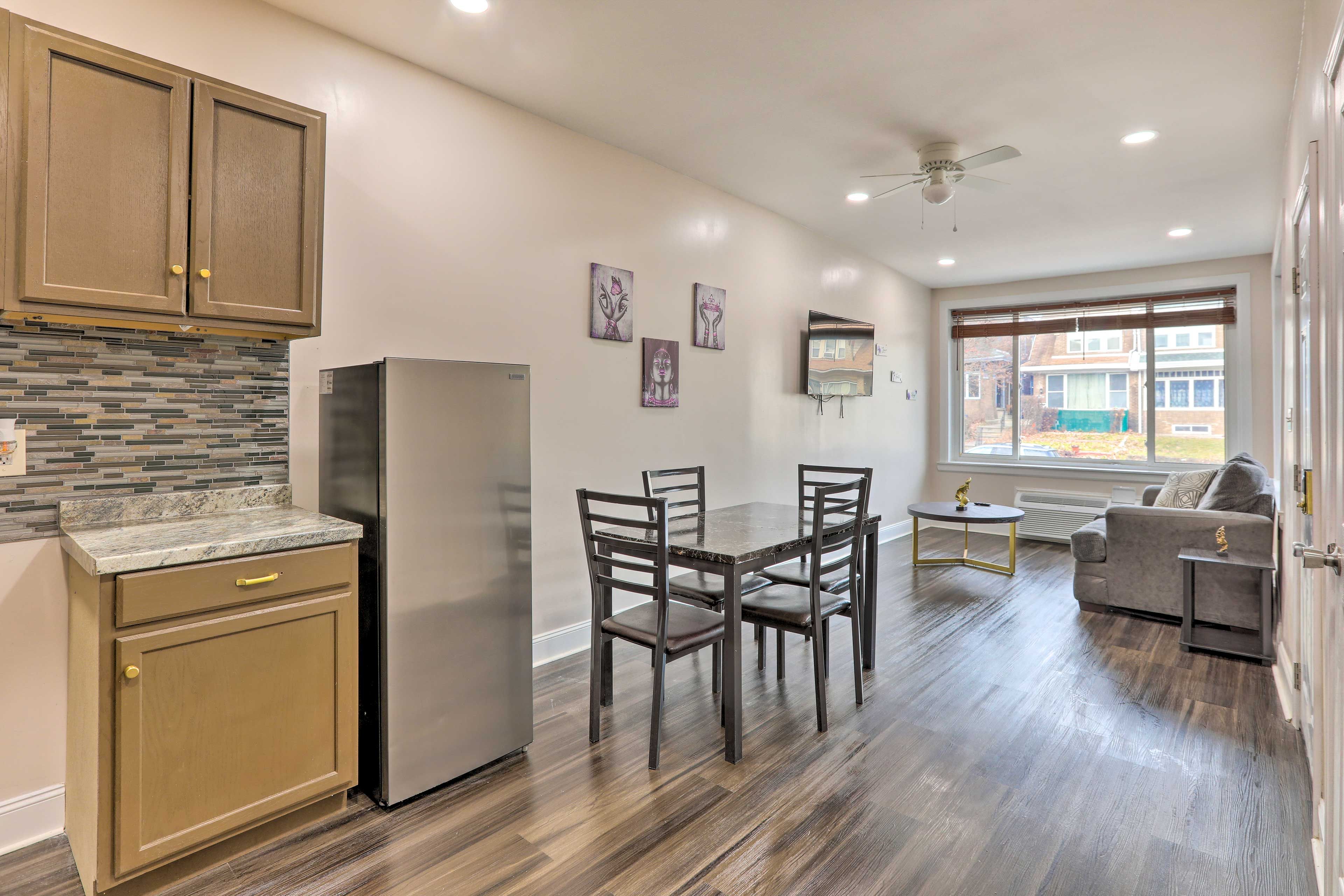 Living Area | Smart TV | Free WiFi | Window A/C Unit | Pet Friendly w/ Fee