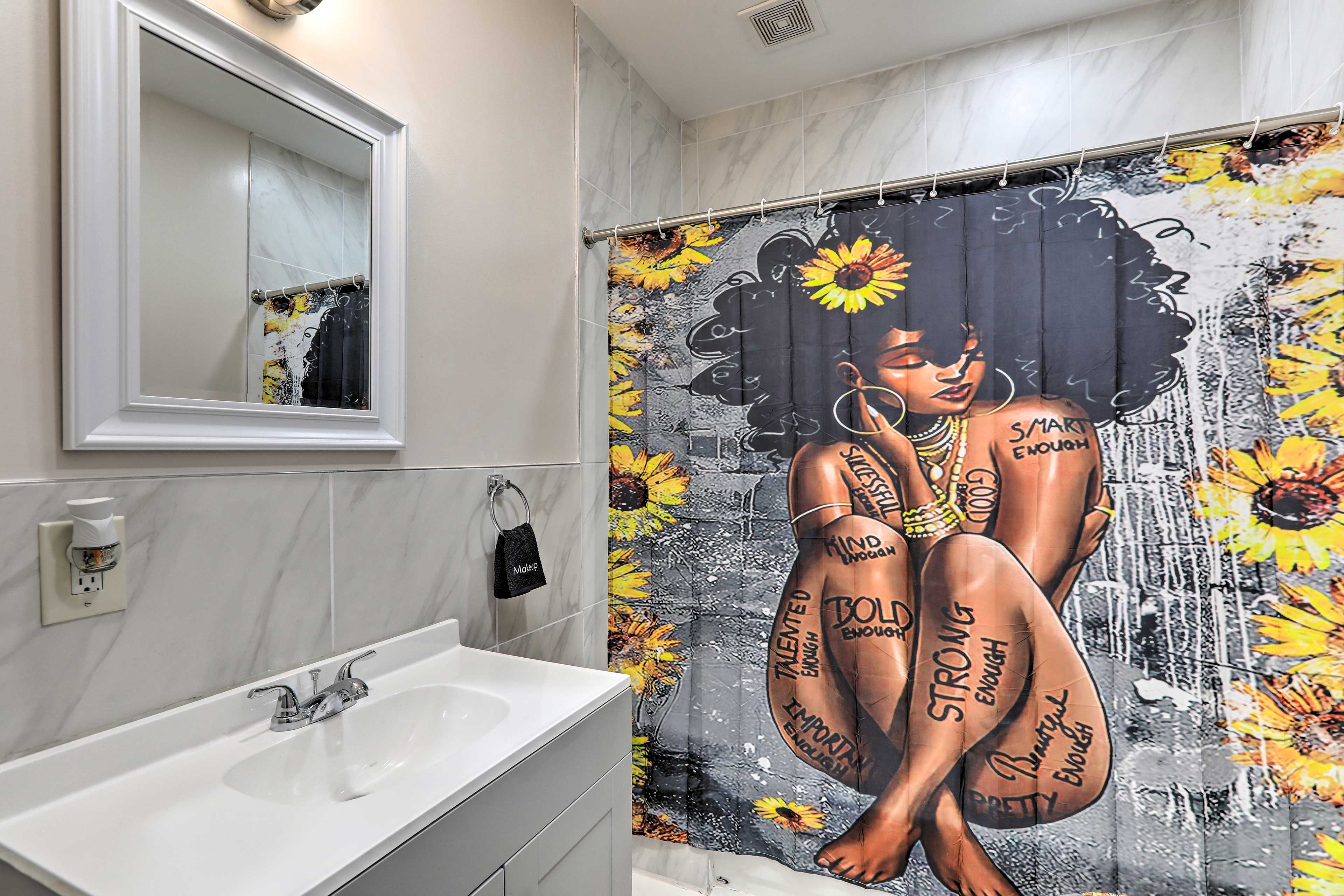 Full Bathroom | Shower/Tub Combo | Towels Provided | Complimentary Toiletries