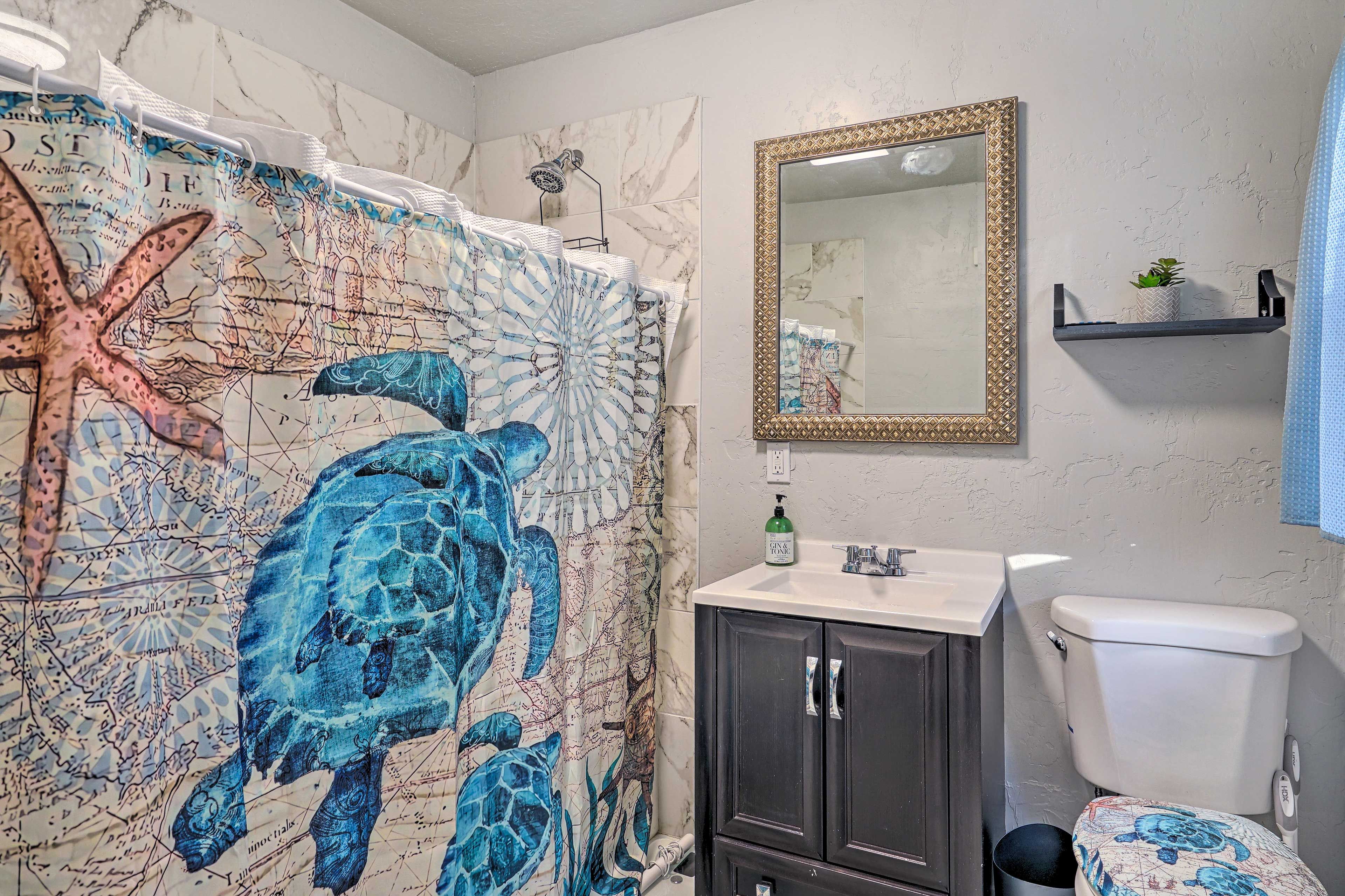 Full Bathroom | Towels Provided | Complimentary Toiletries
