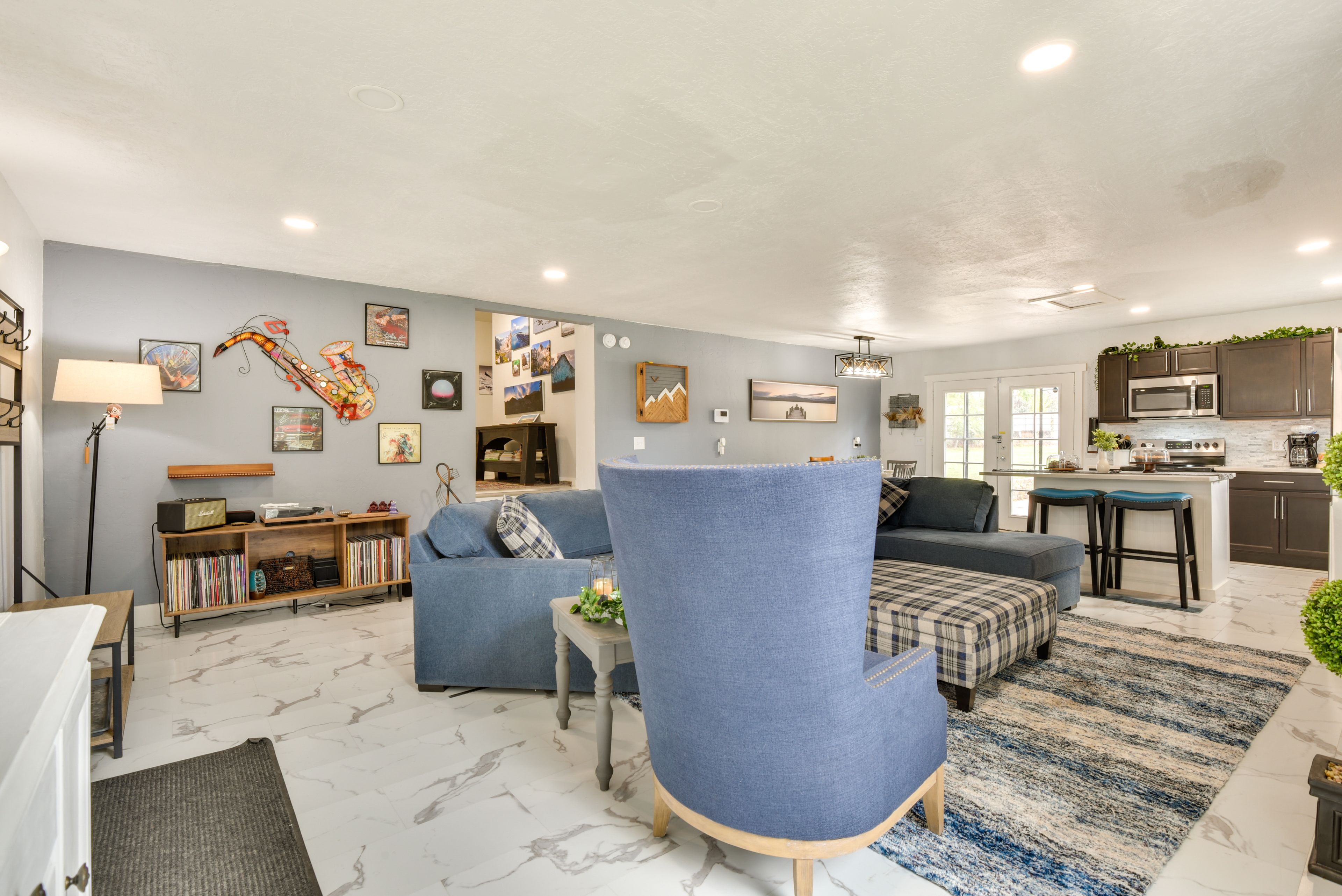 Living Room | Main Level | Smart TV | Fireplace | Central A/C | Free WiFi