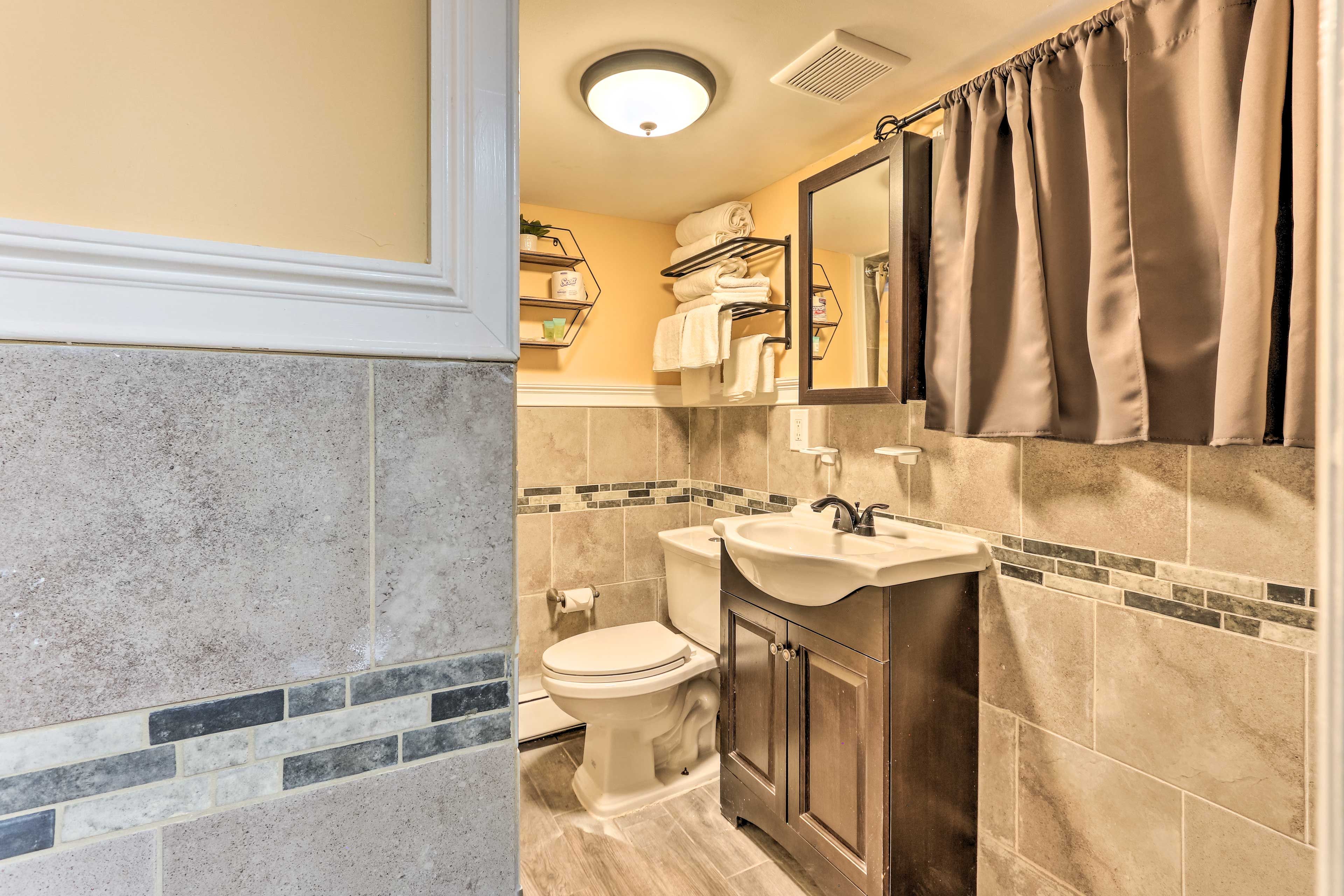 Full Bath | Towels Provided