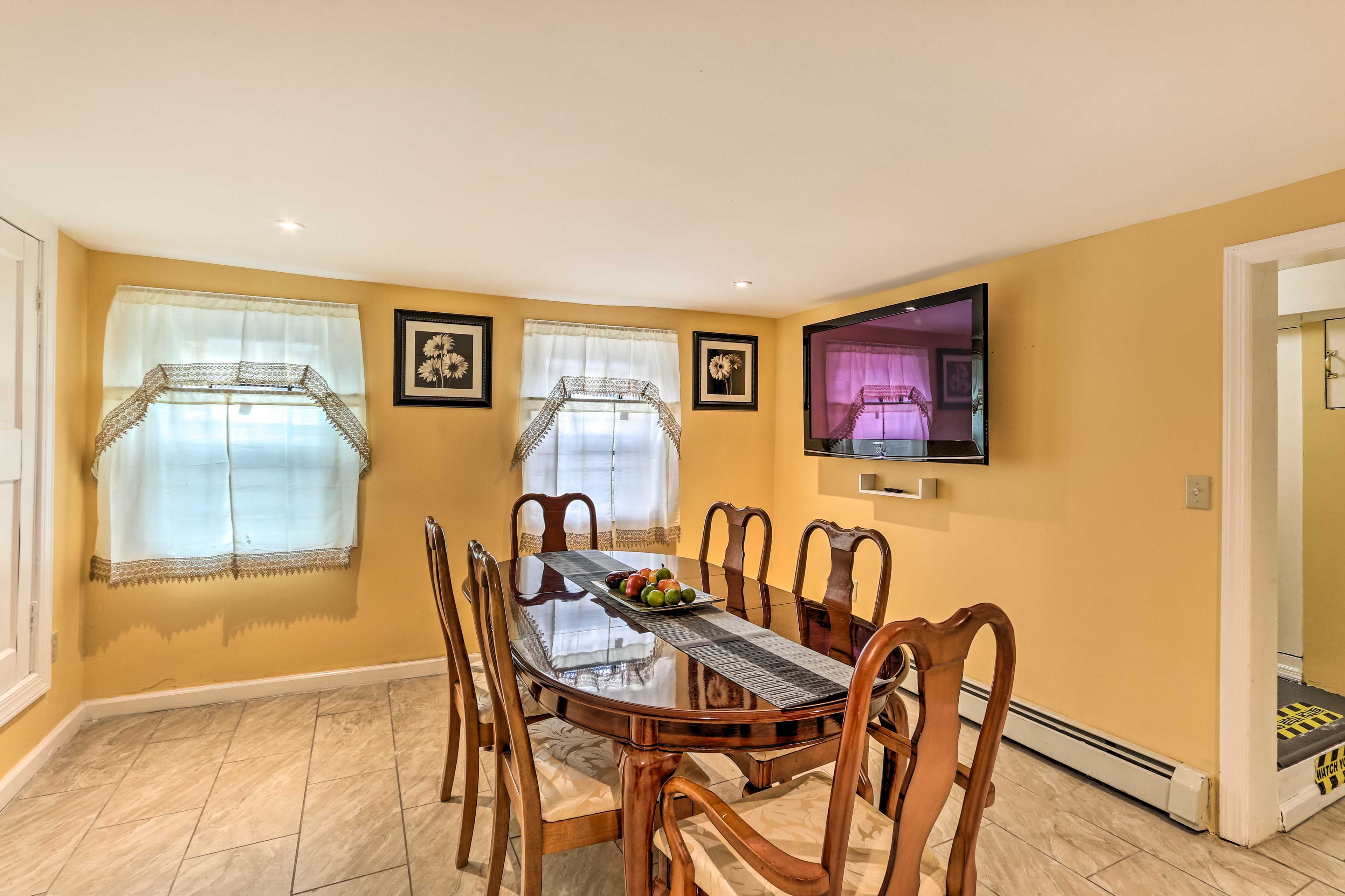 Dining Area | Flat-Screen TV