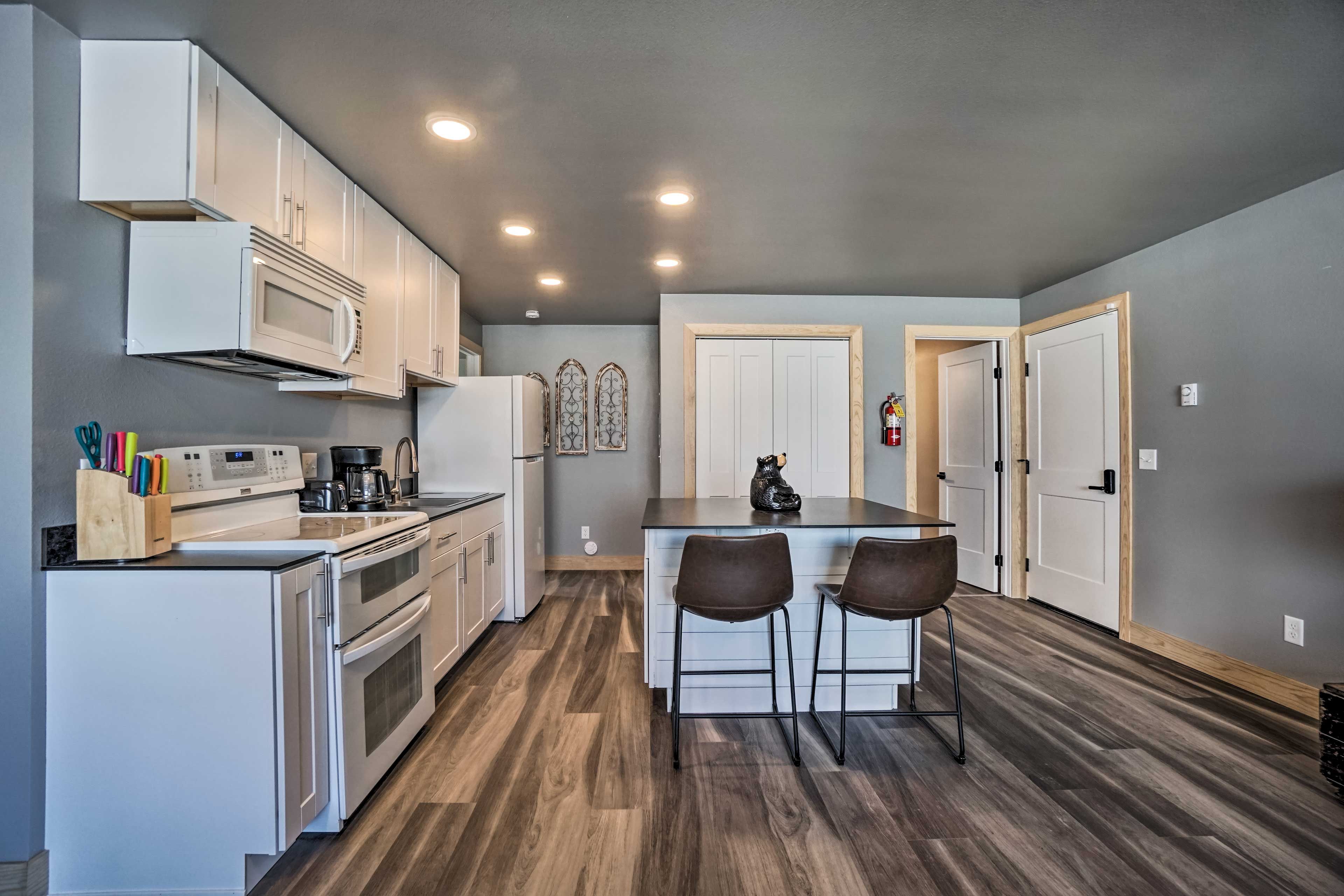 Kitchen | Dishwasher | Trash Bags & Paper Towels Provided