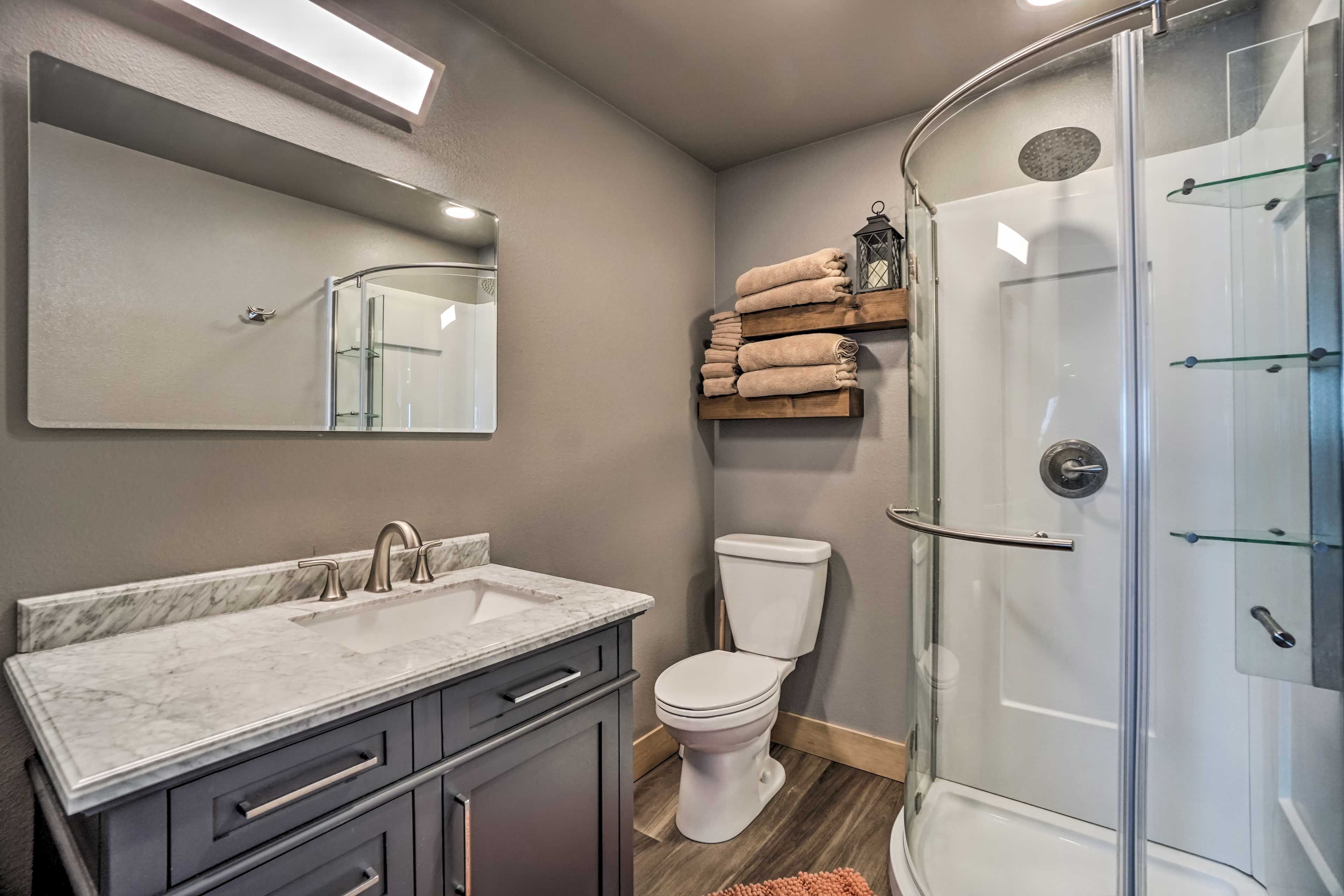 Full Bathroom | Towels Provided