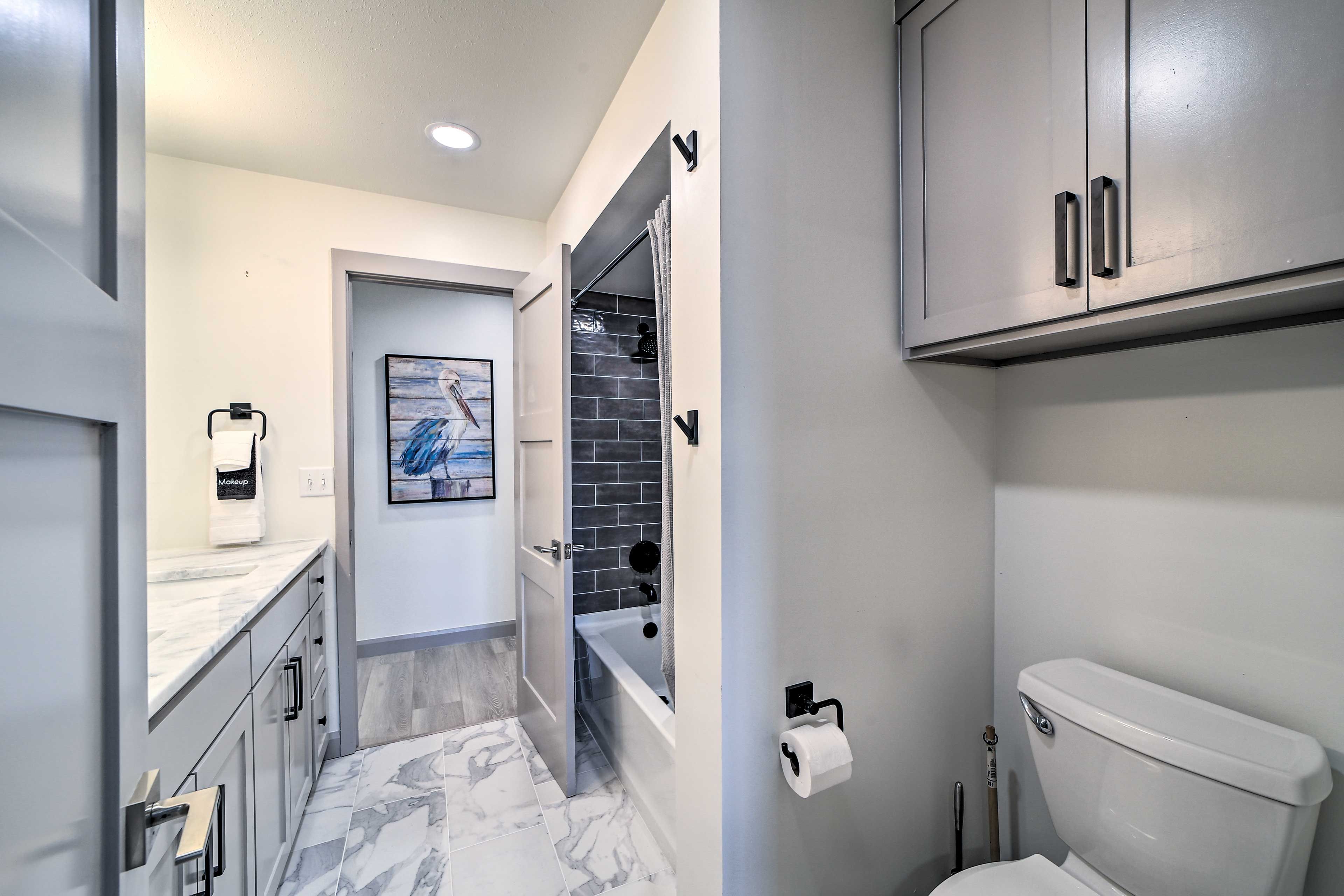 Full Bathroom | Towels Provided | Complimentary Toiletries