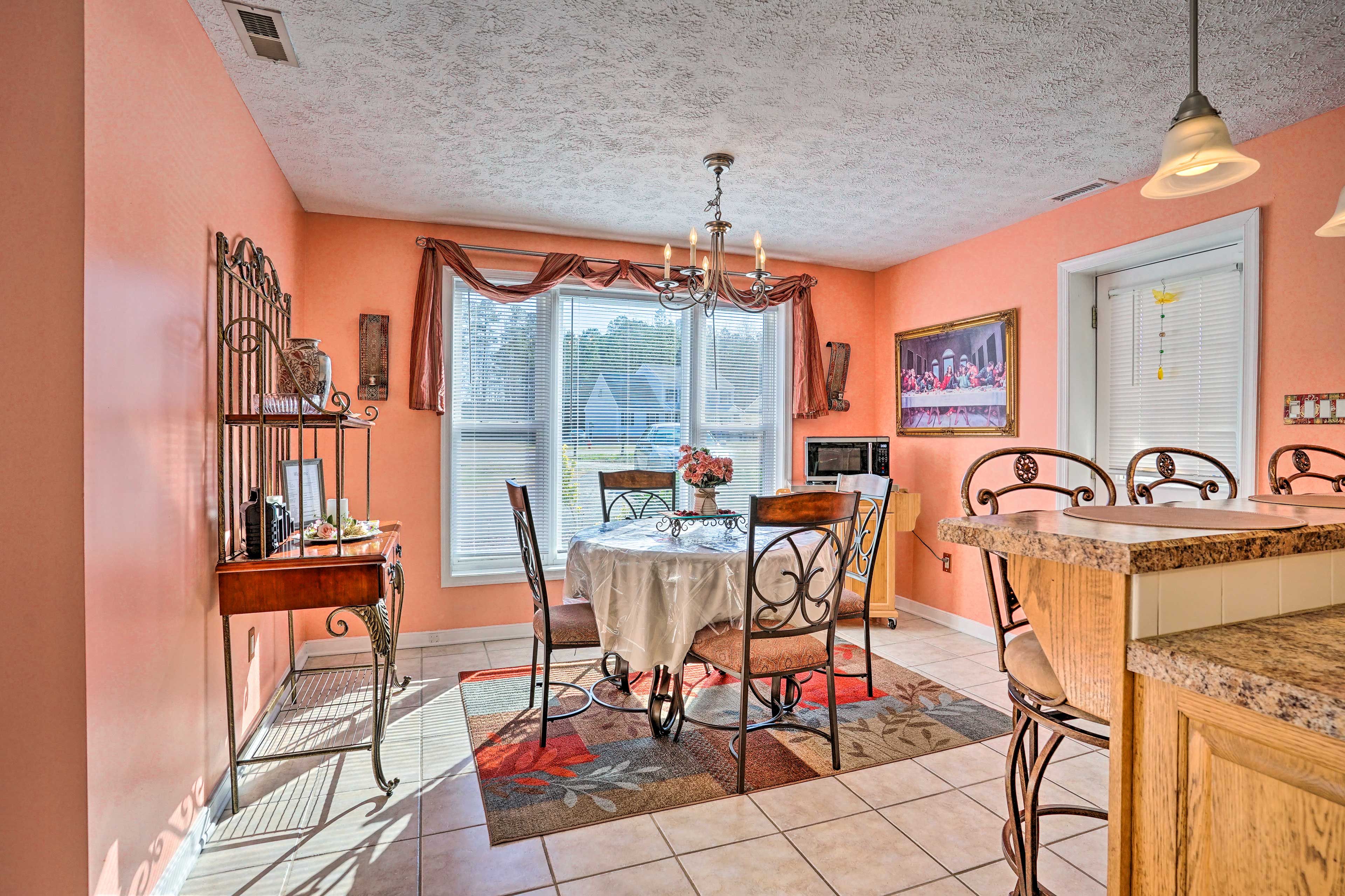 Dining Area | Dishware/Flatware Provided