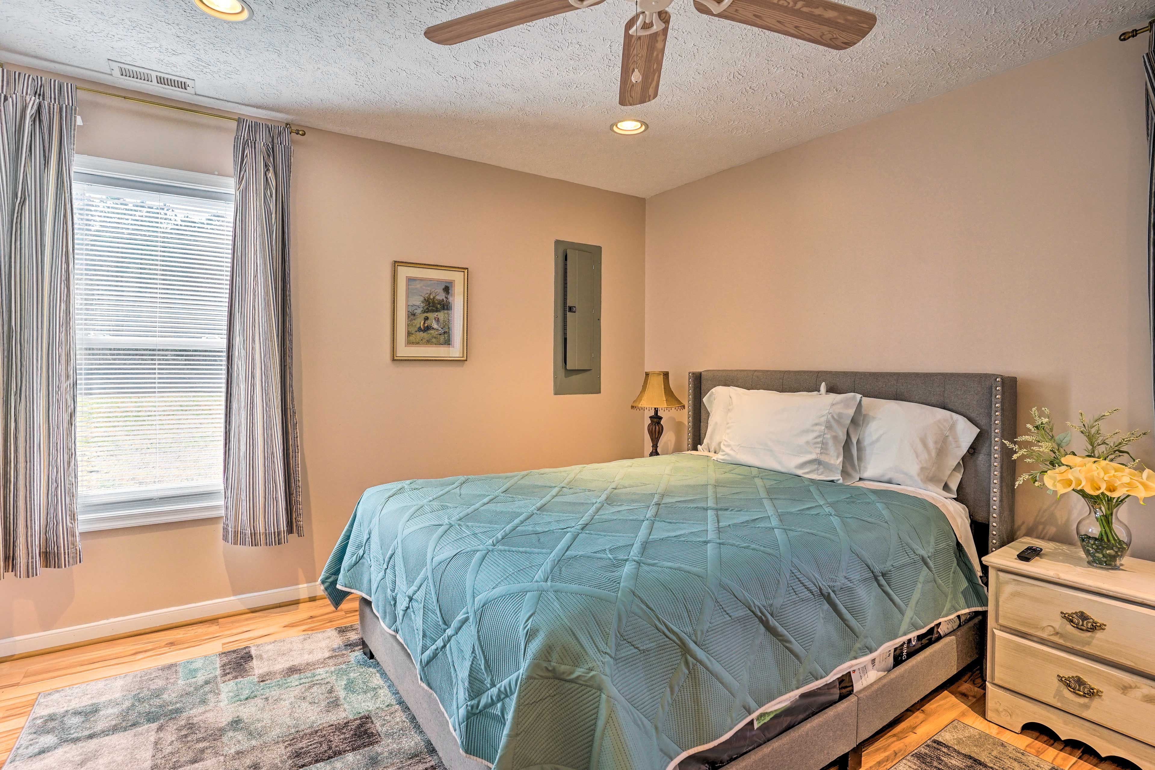 Bedroom 2 | Queen Bed | Smart TV