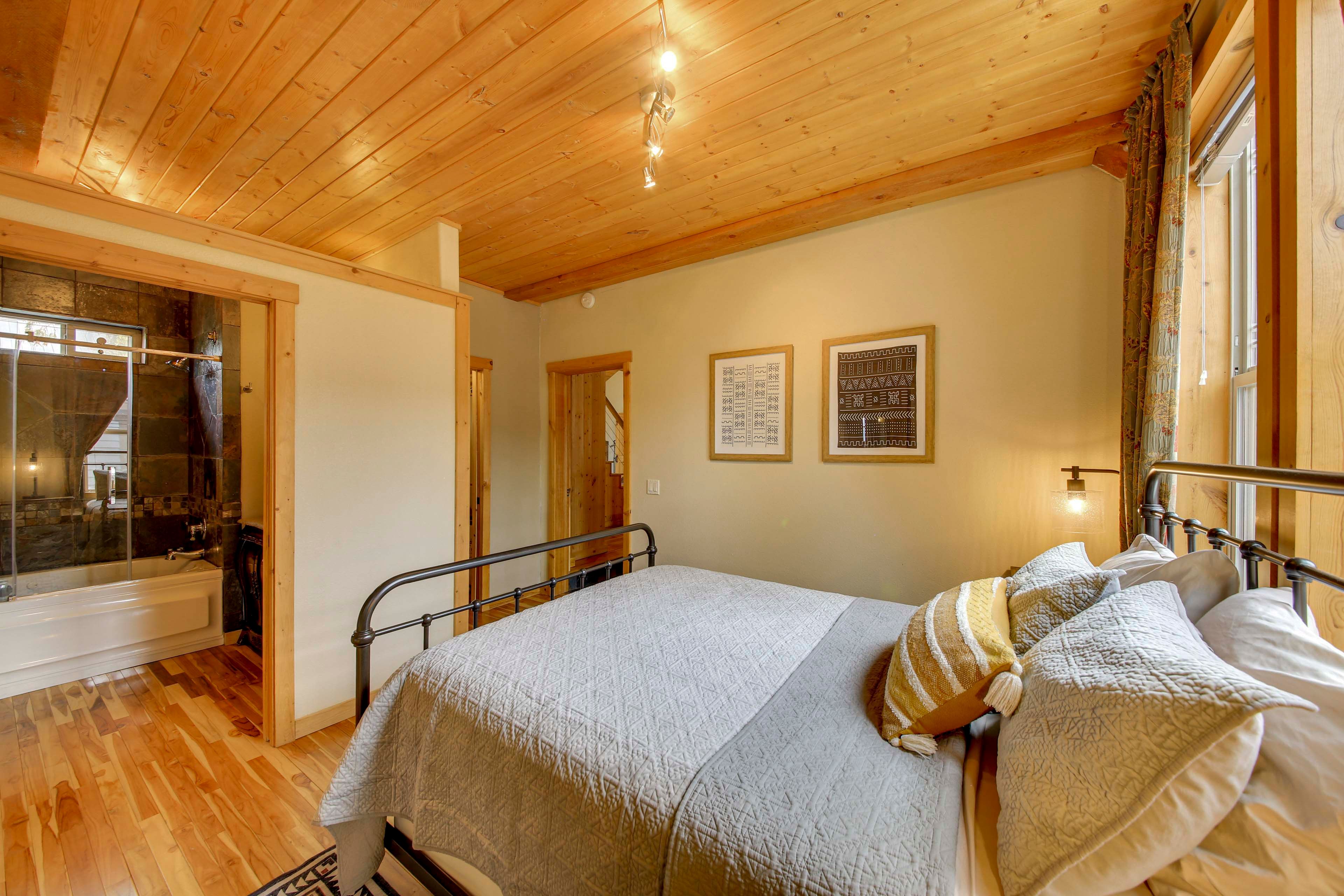 Bedroom 2 | Queen Bed | 2nd Floor