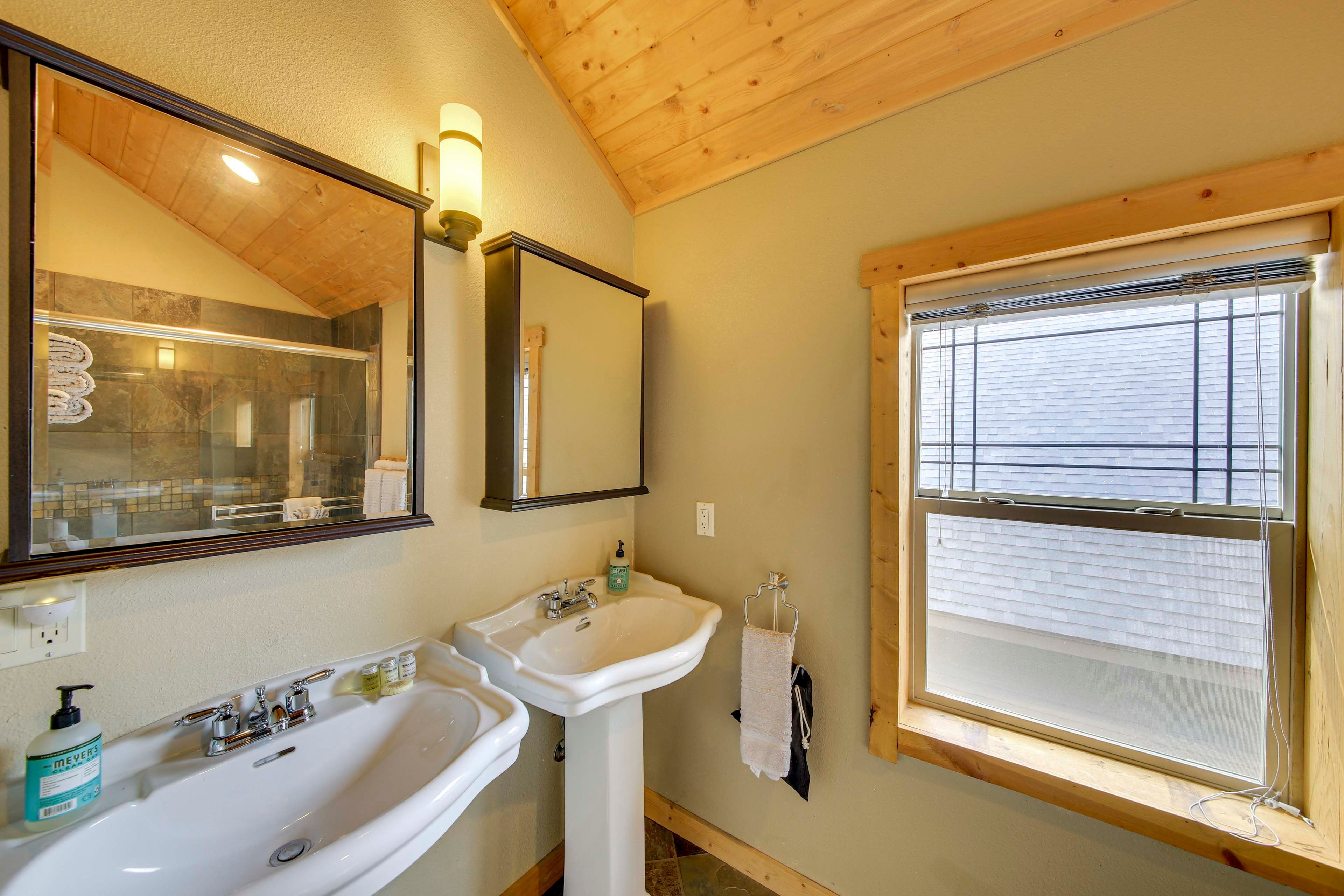 Bathroom | 2nd Floor