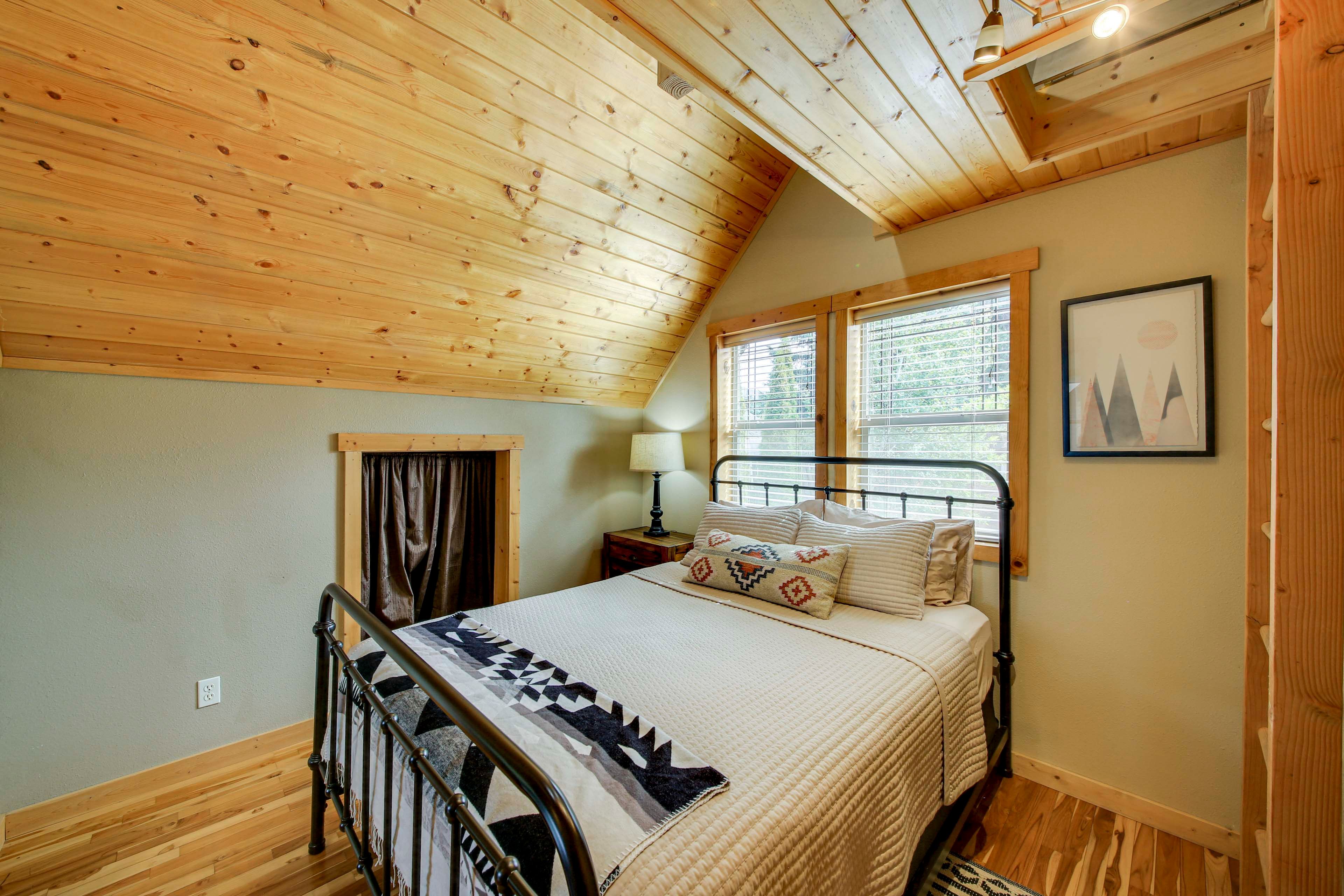 Bedroom 4 | Queen Bed | 2nd Floor