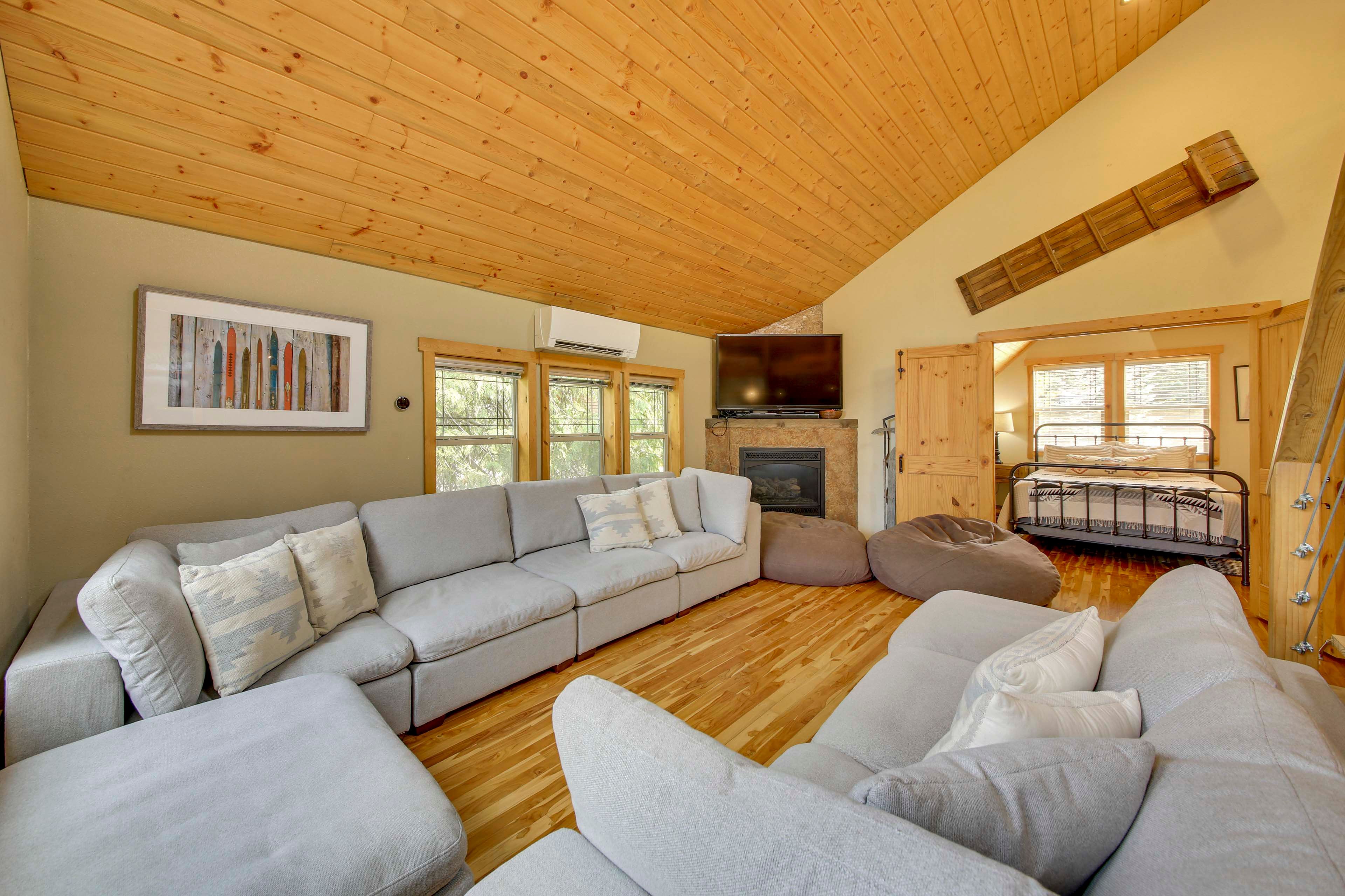 Upstairs Living Room | Smart TV | Fireplace | 2nd Floor