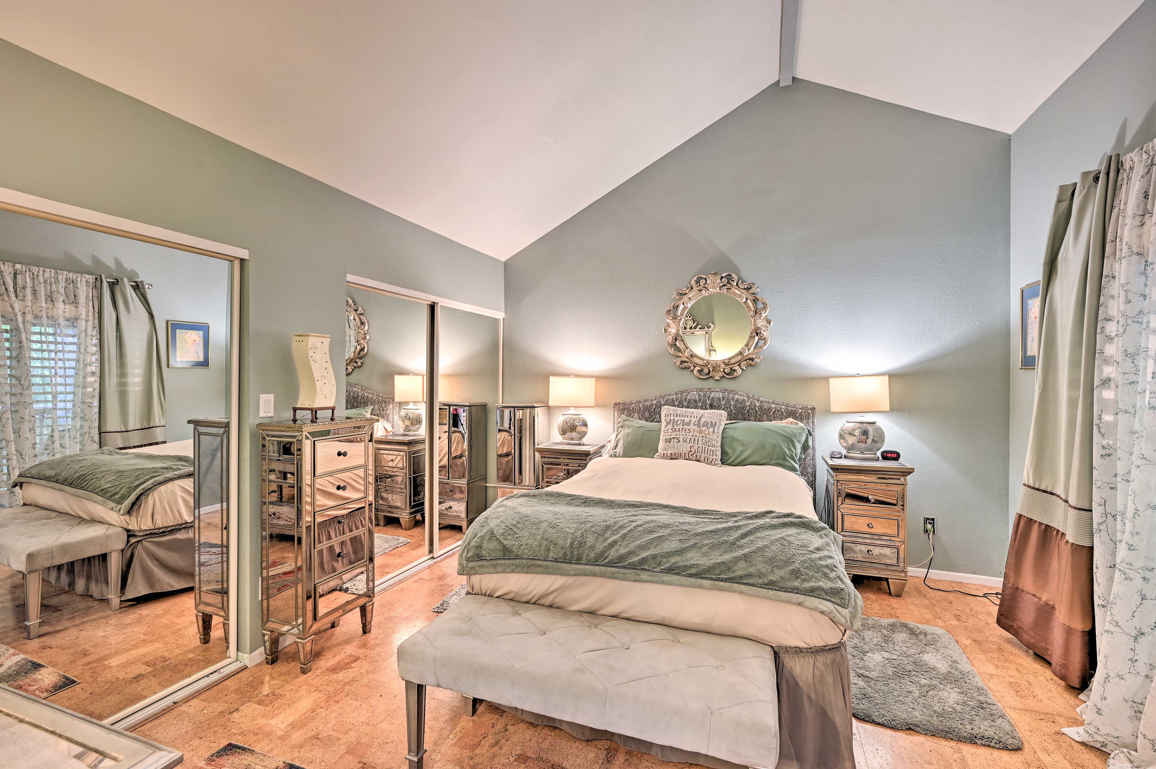 Bedroom | Queen Bed | Linens Provided | Smart TV