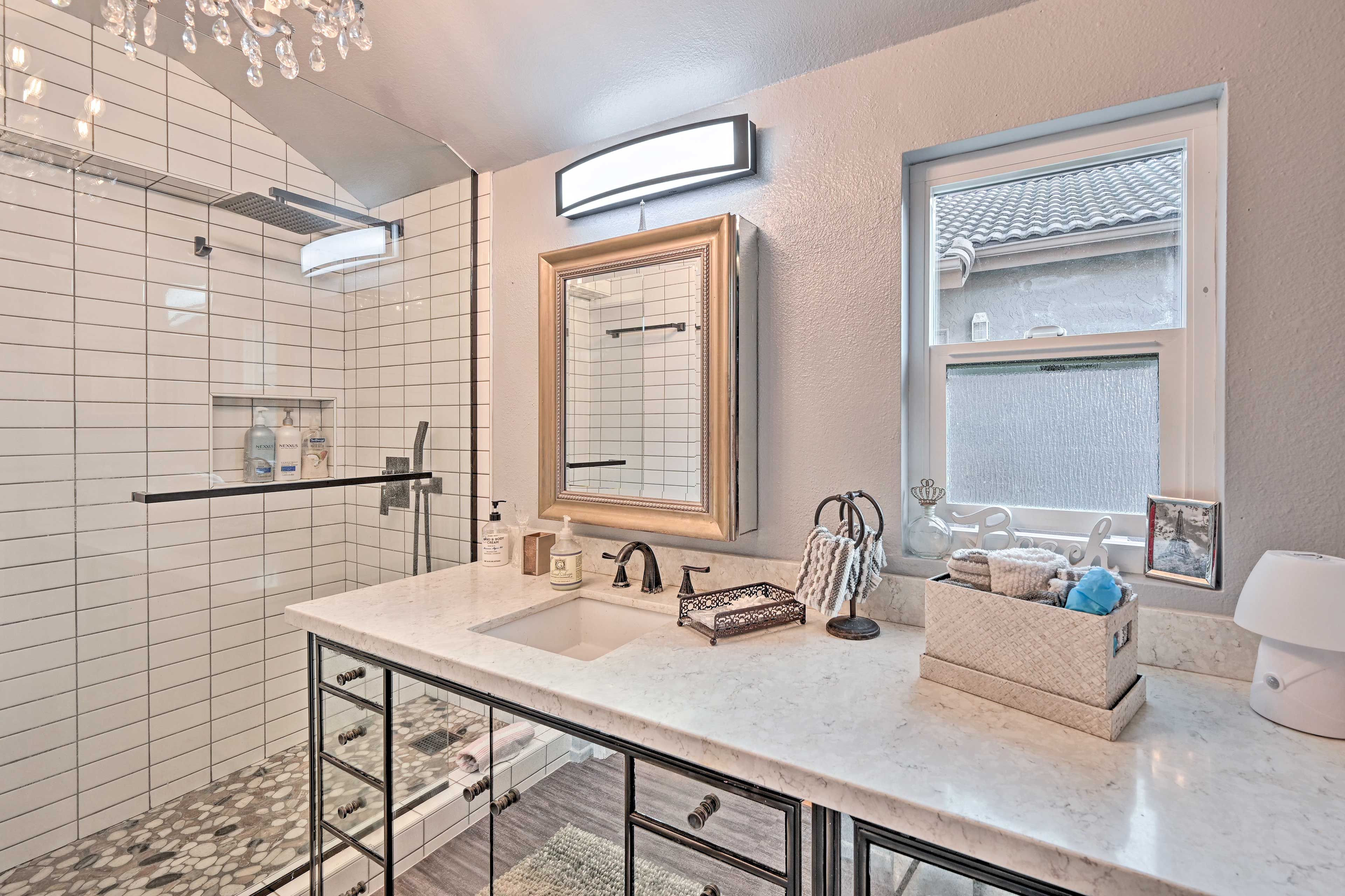 Full Bathroom | Towels Provided | Complimentary Toiletries