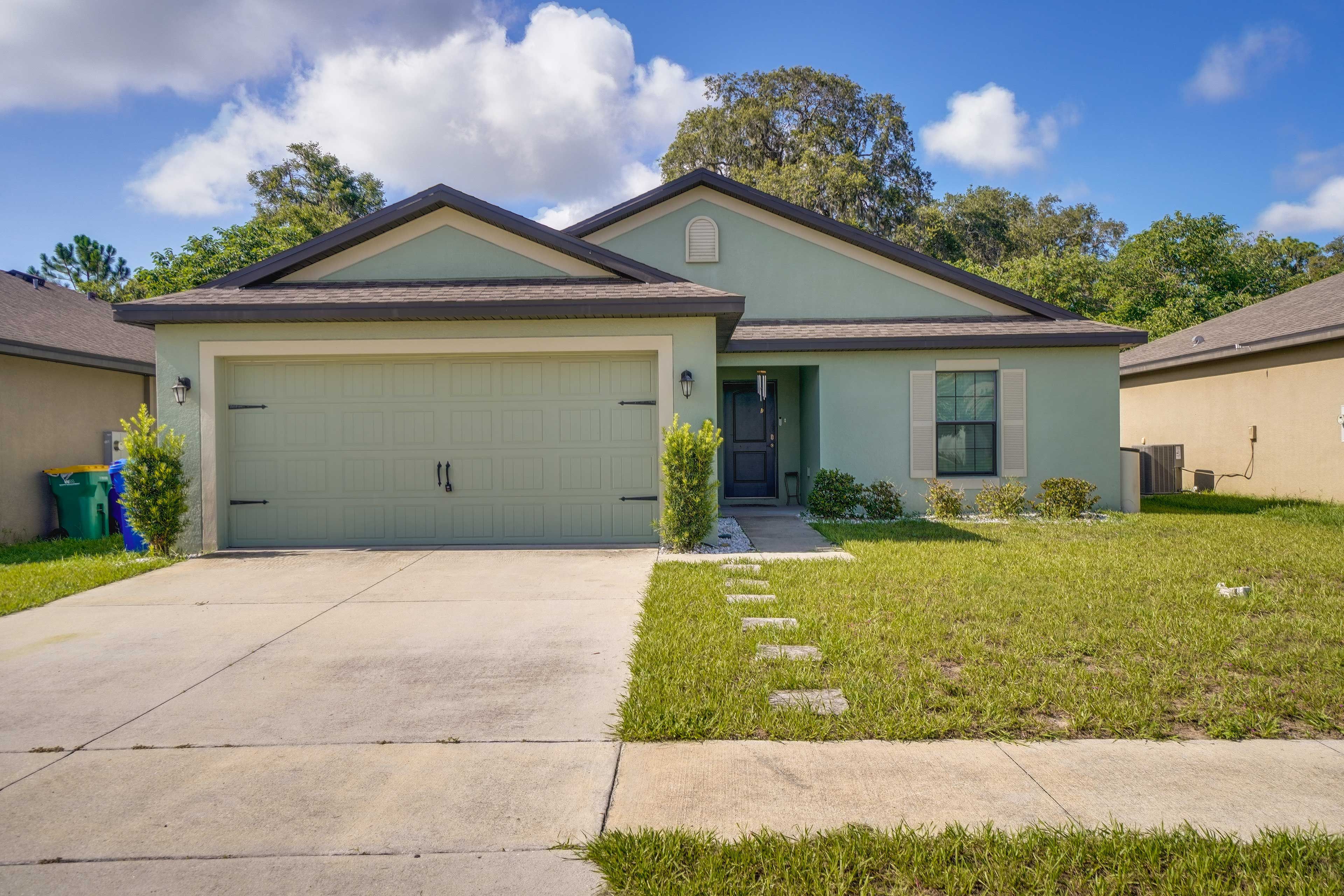 Tavares Vacation Rental | 3BR | 2BA | 1,500 Sq Ft | Half Step Required