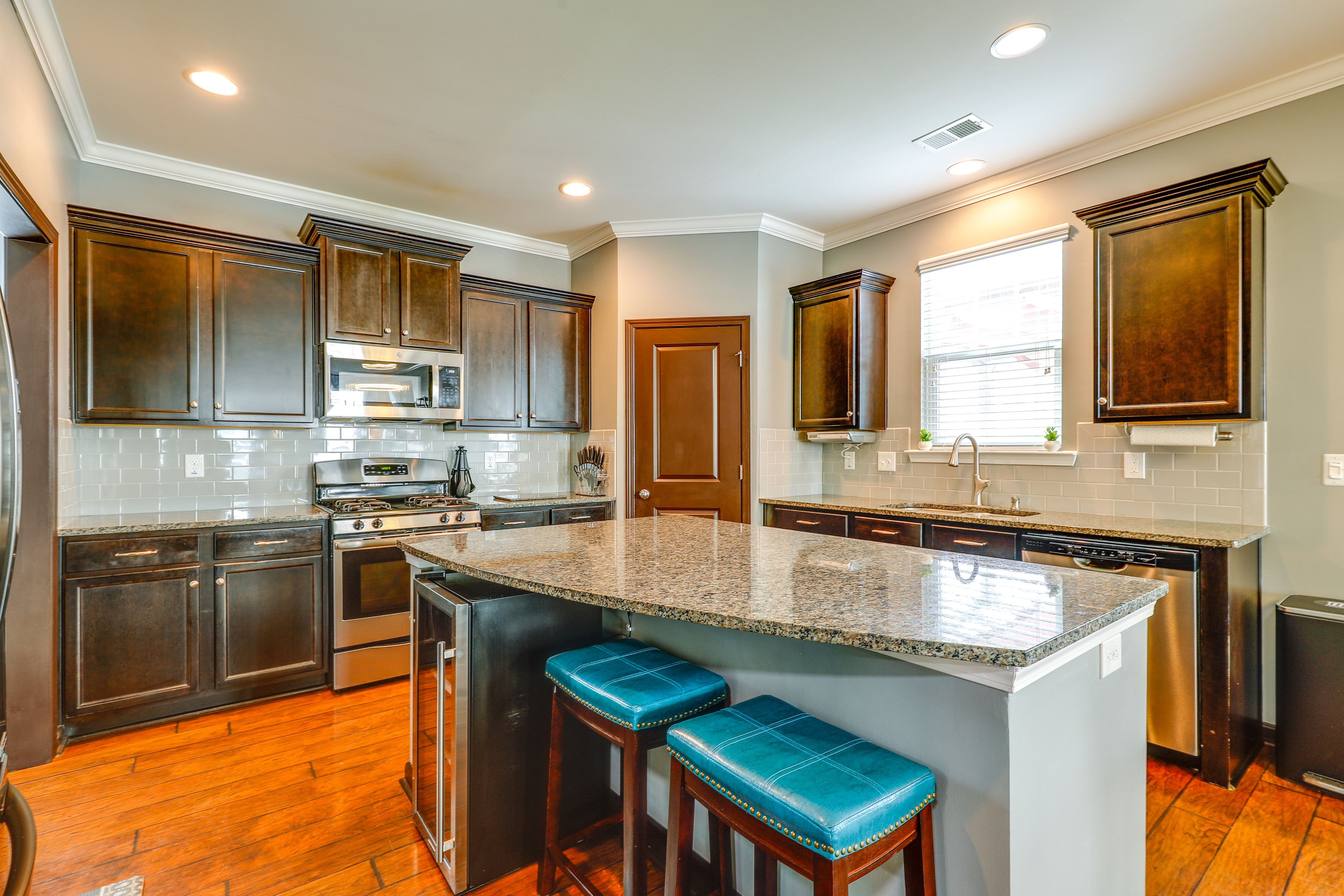 Kitchen | Breakfast Bar | Basic Cooking Essentials | Dishwasher | Wine Cellar