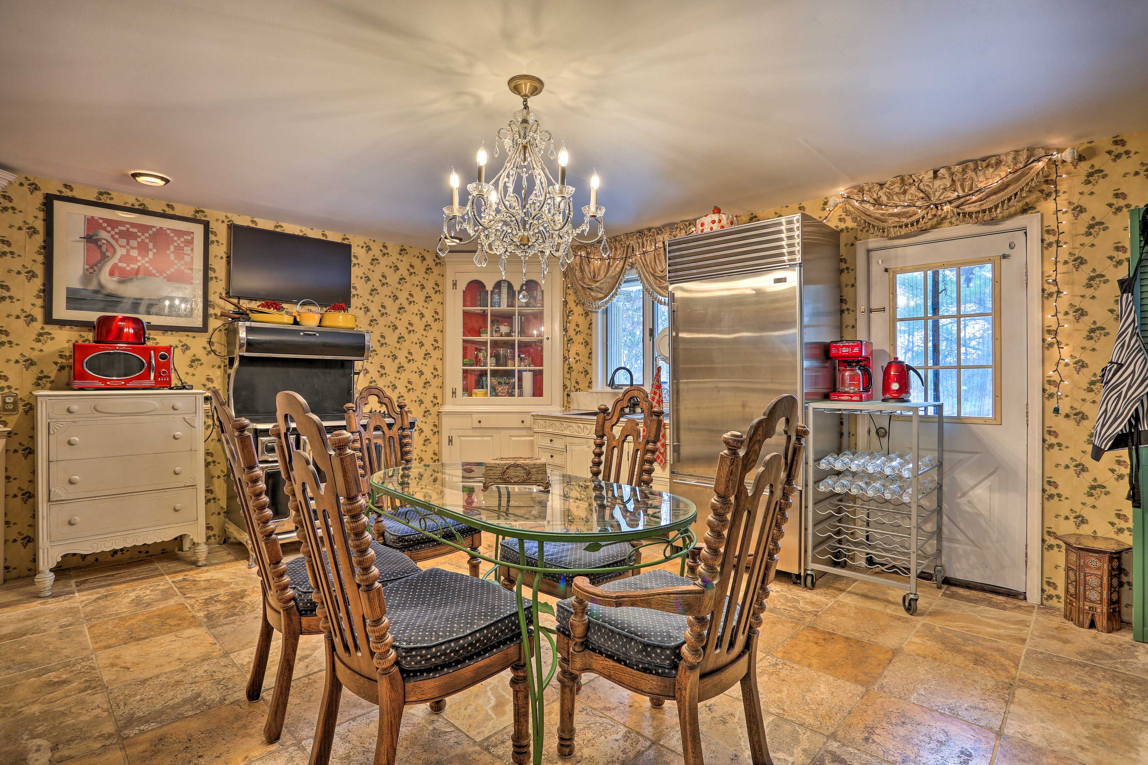 Dining Room/Kitchen | 1st Floor | Smart TV | Cooking Basics | Washer & Dryer