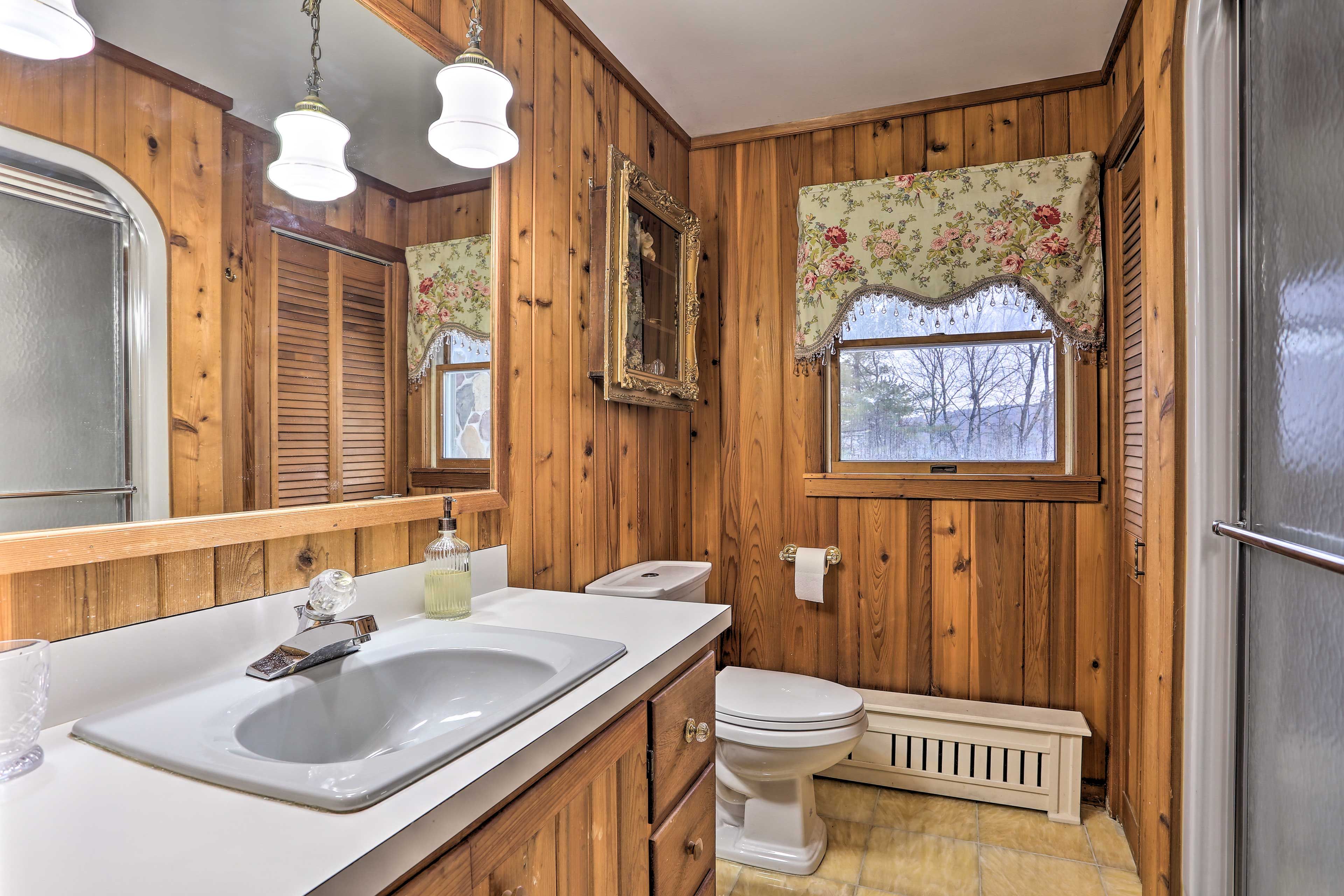 Full Bathroom | Towels Provided | Complimentary Toiletries