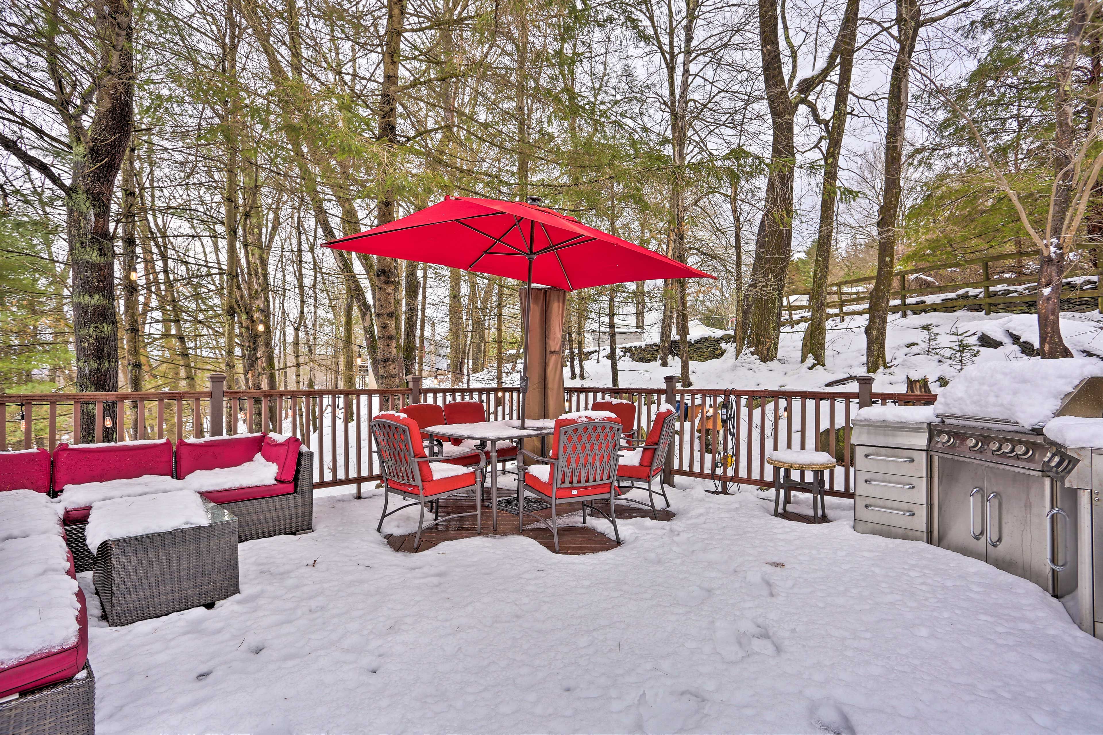 Deck | Outdoor Dining Area | Gas Grill