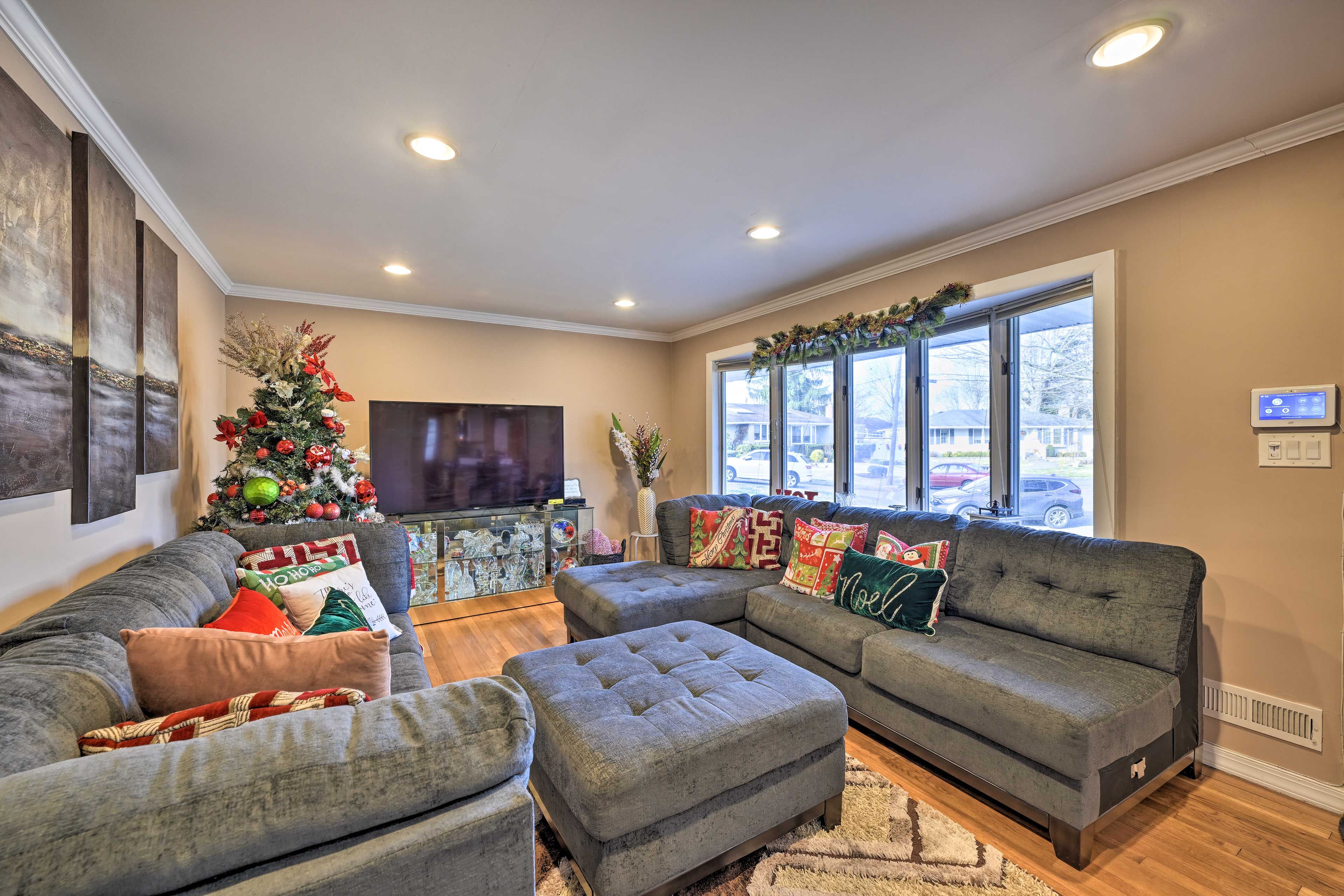 Living Room | Central A/C | Free WiFi | Smart TV