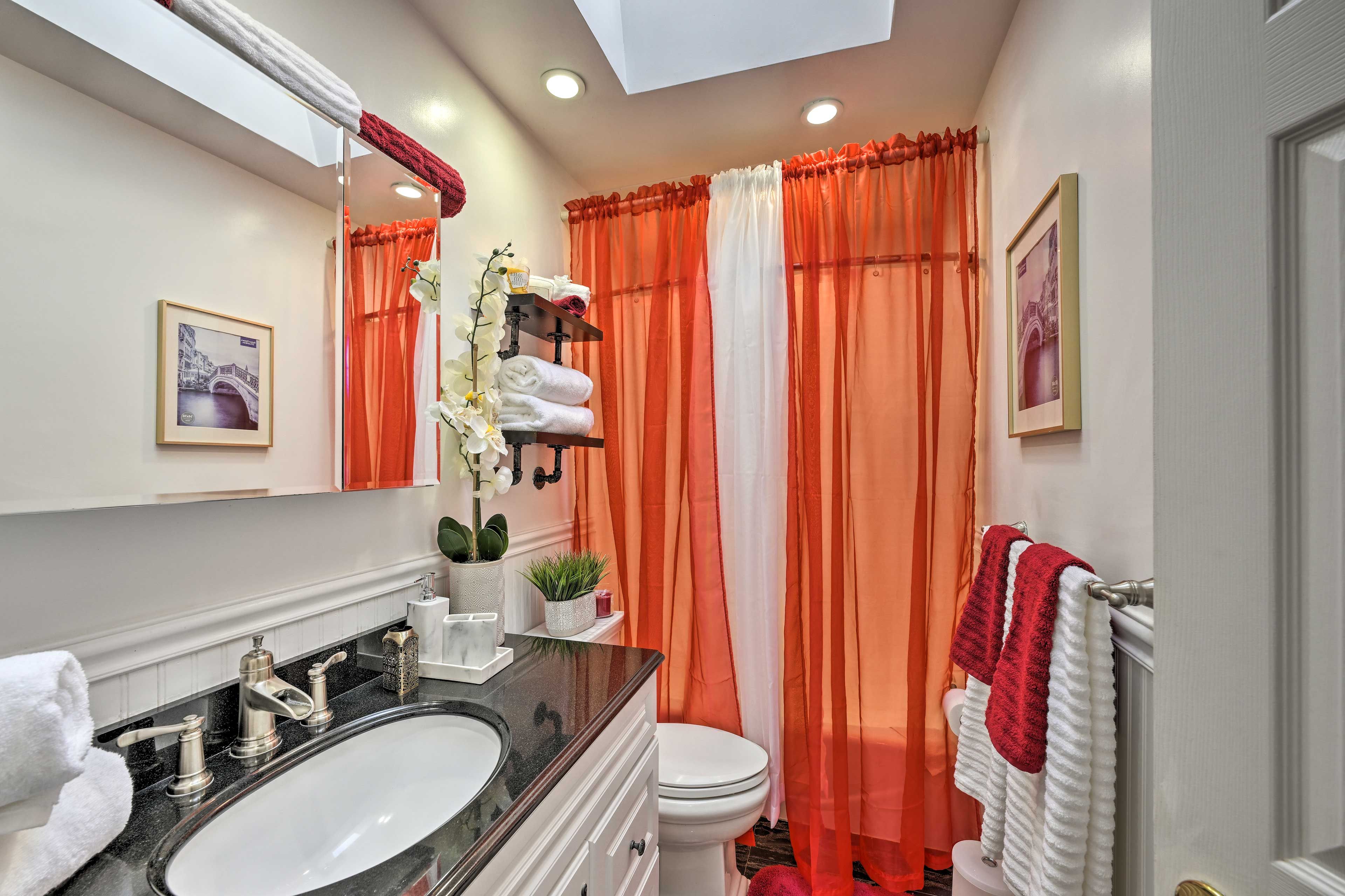 Full Bathroom | Towels Provided | Complimentary Toiletries