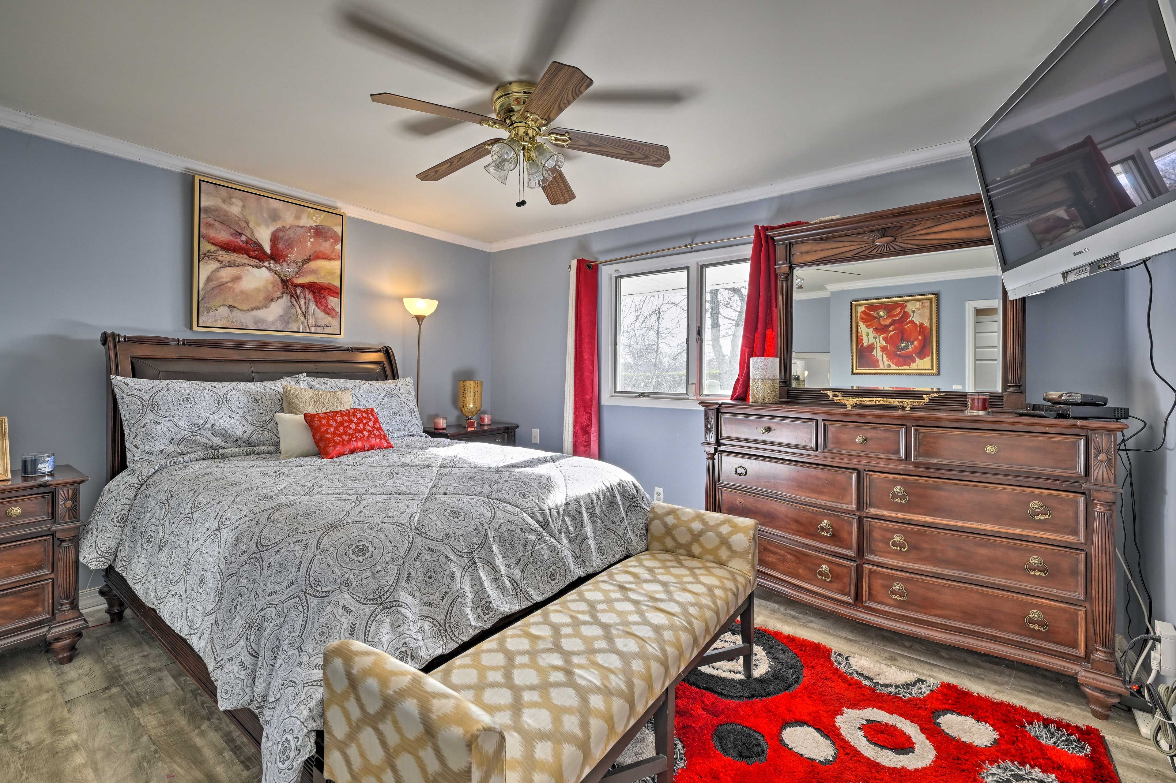 Bedroom 1 | Queen Bed | Smart TV | Linens Provided