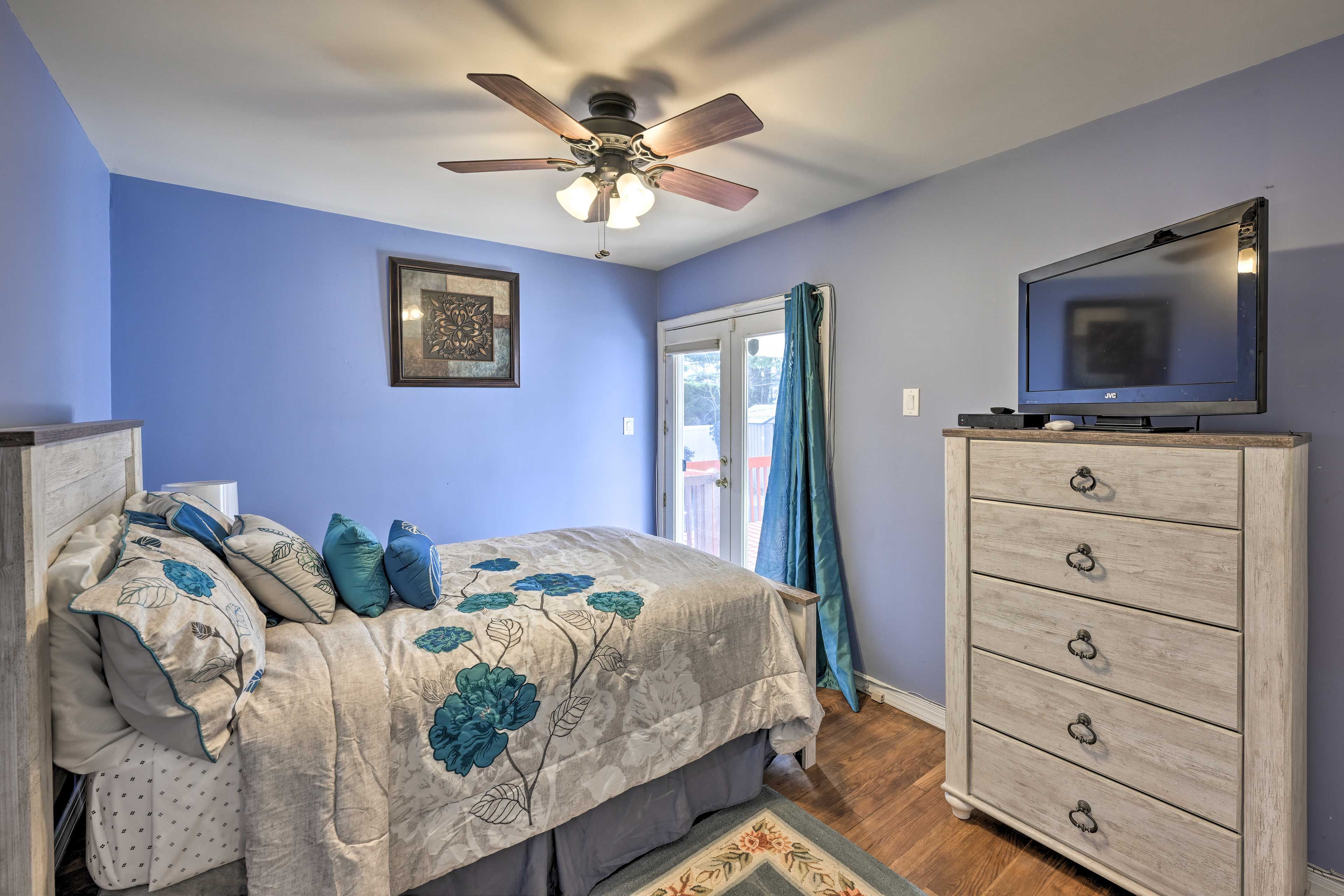 Bedroom 3 | Full Bed | Smart TV | Deck Access