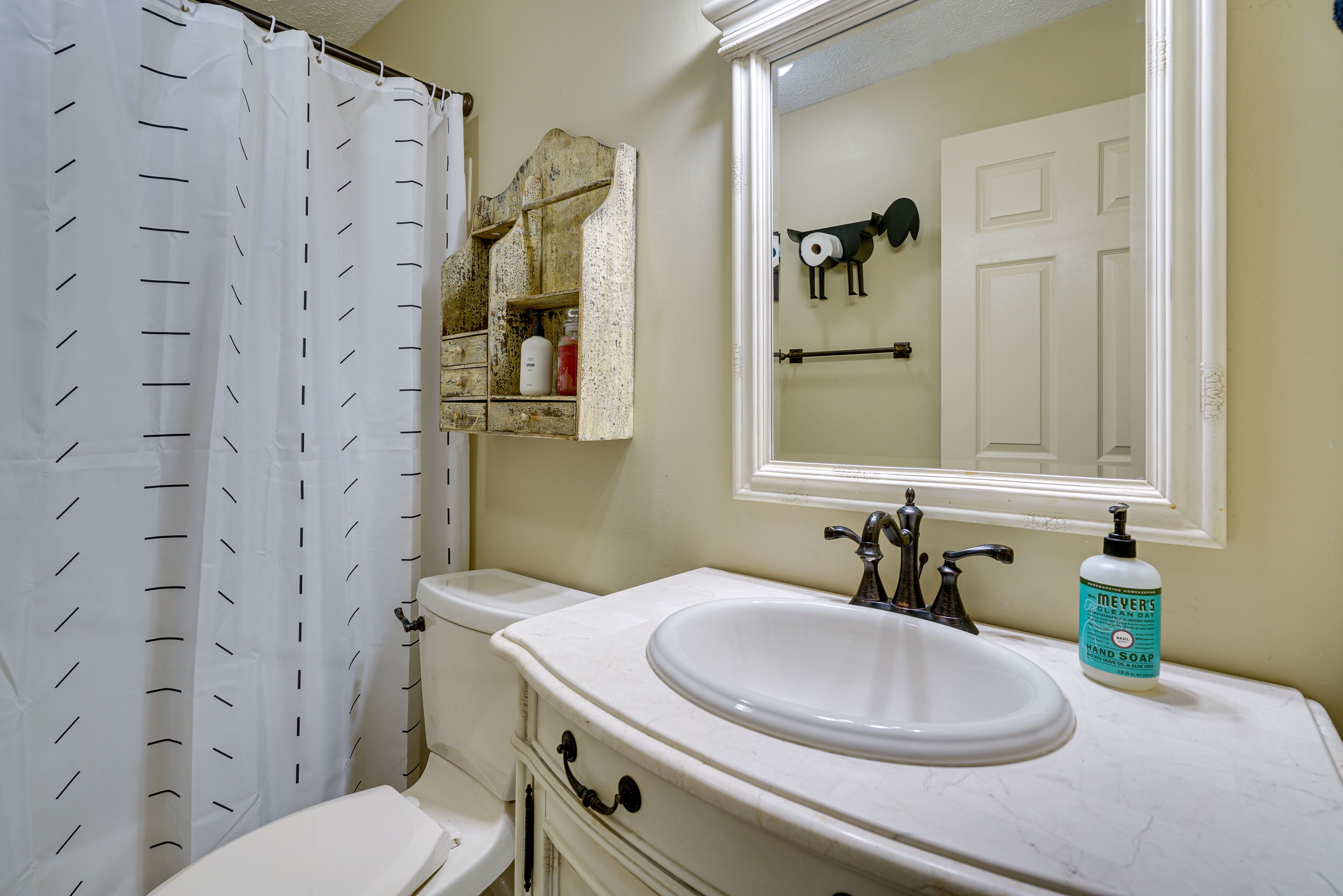 Full Bathroom | 2nd Floor | Complimentary Toiletries