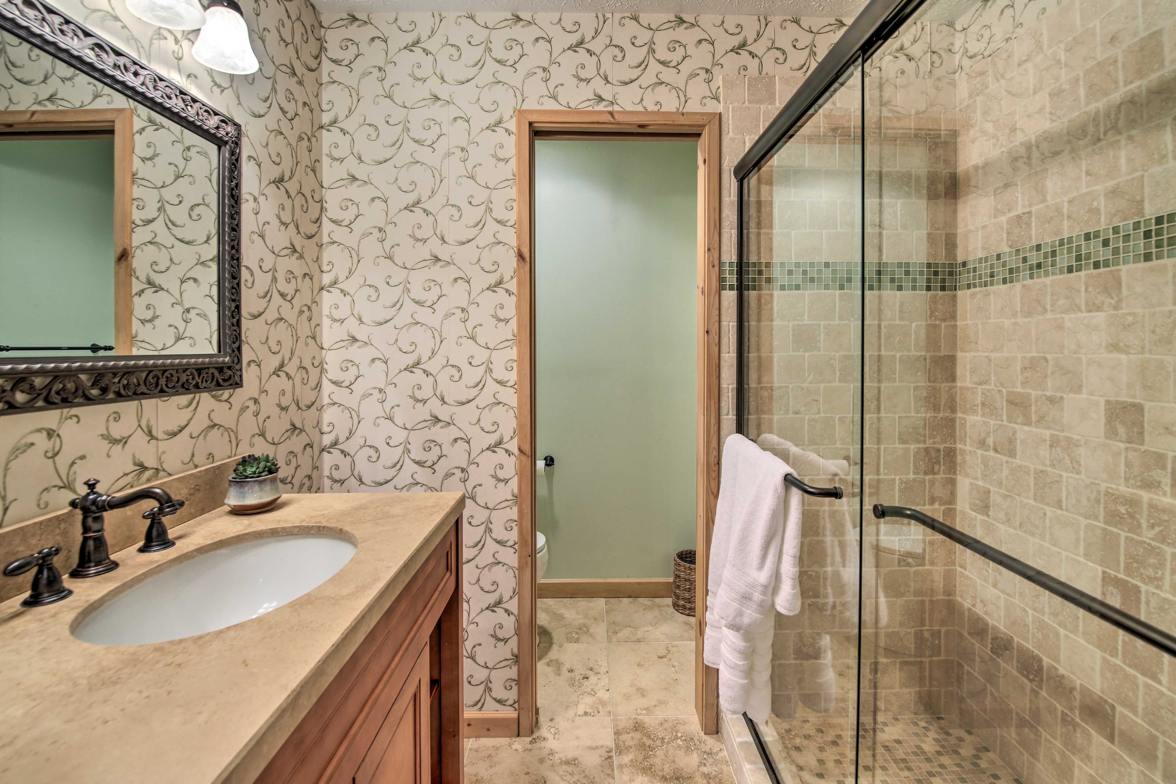 Full Bathroom | Shampoo Provided