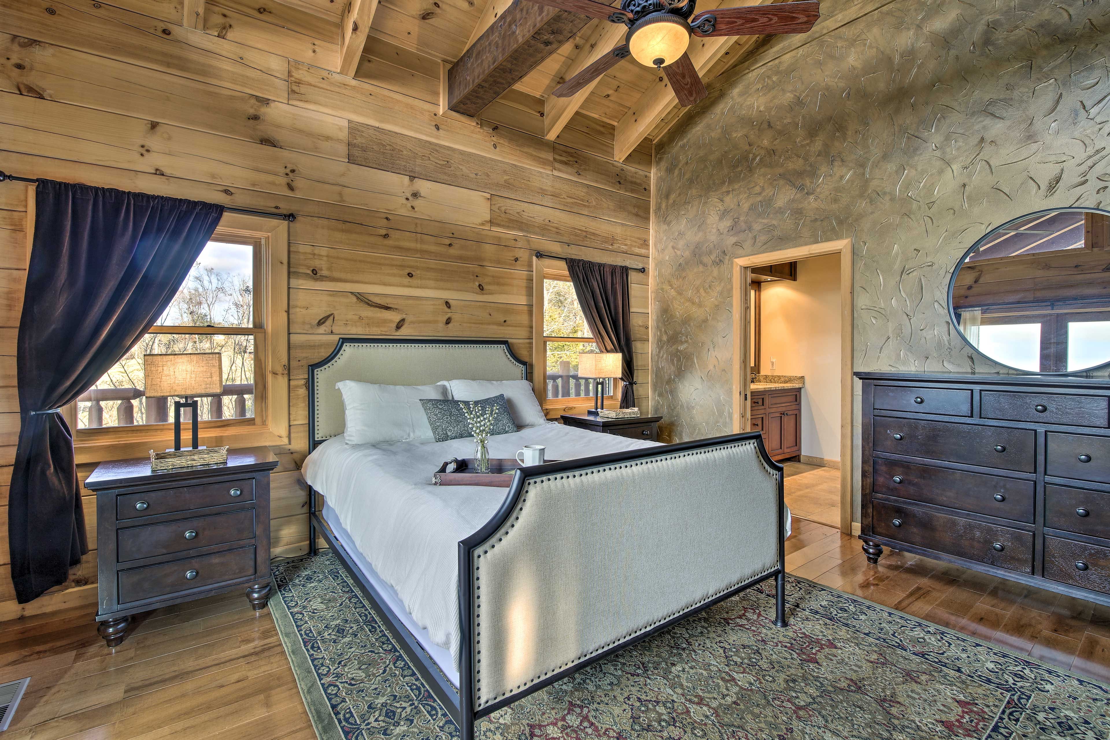 Bedroom 1 | Queen Bed