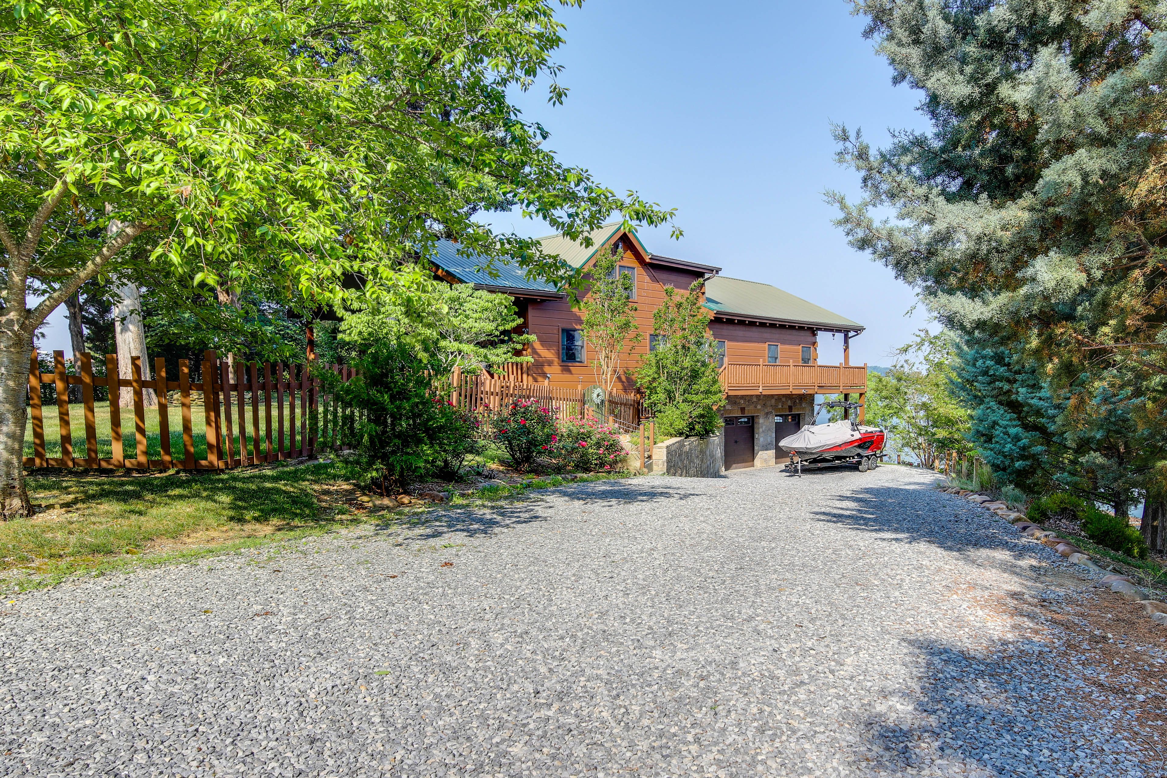 Parking | Gravel Driveway (4 Vehicles)