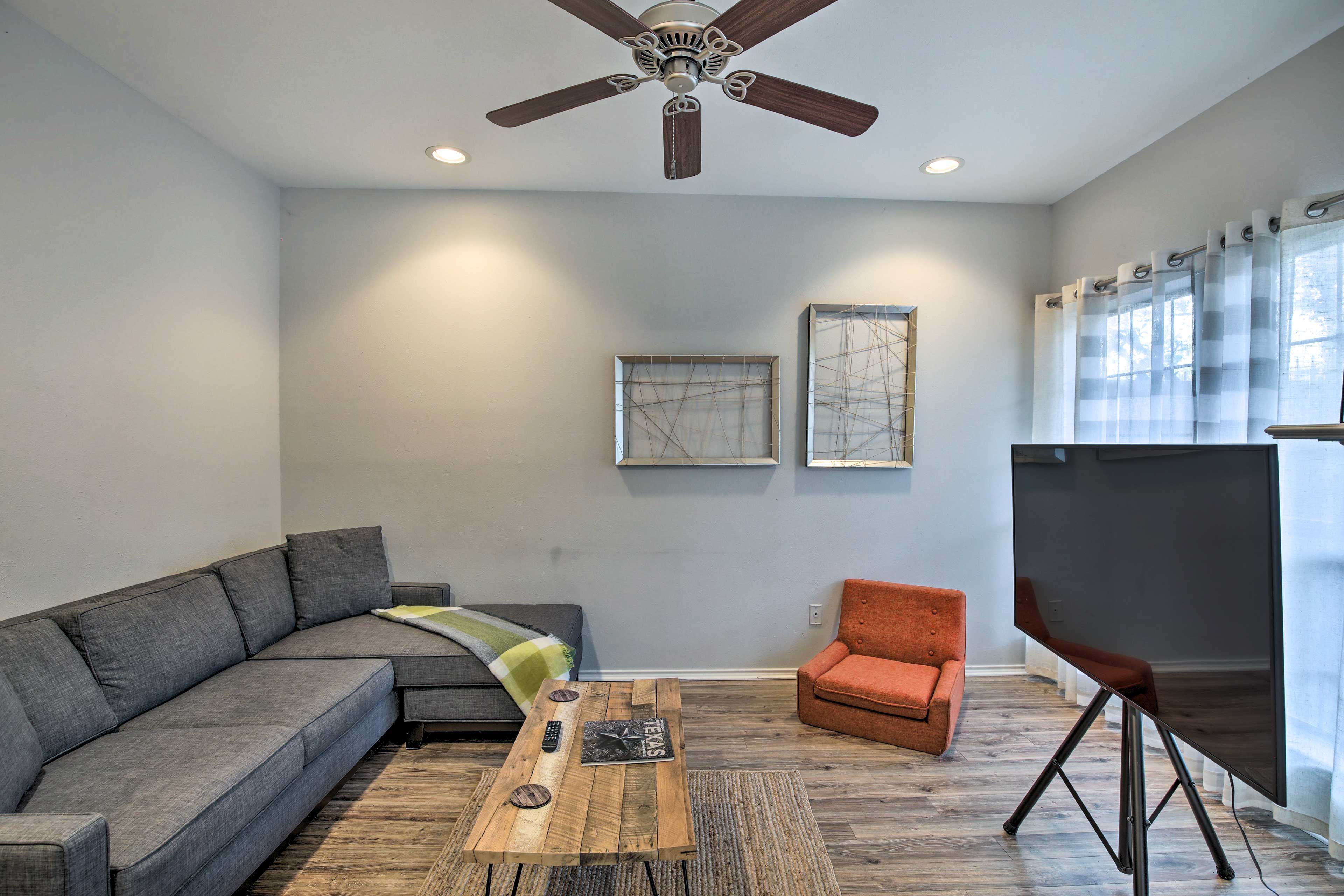 Living Room | Main Level | Smart TV w/ Cable | Central A/C | Free WiFi