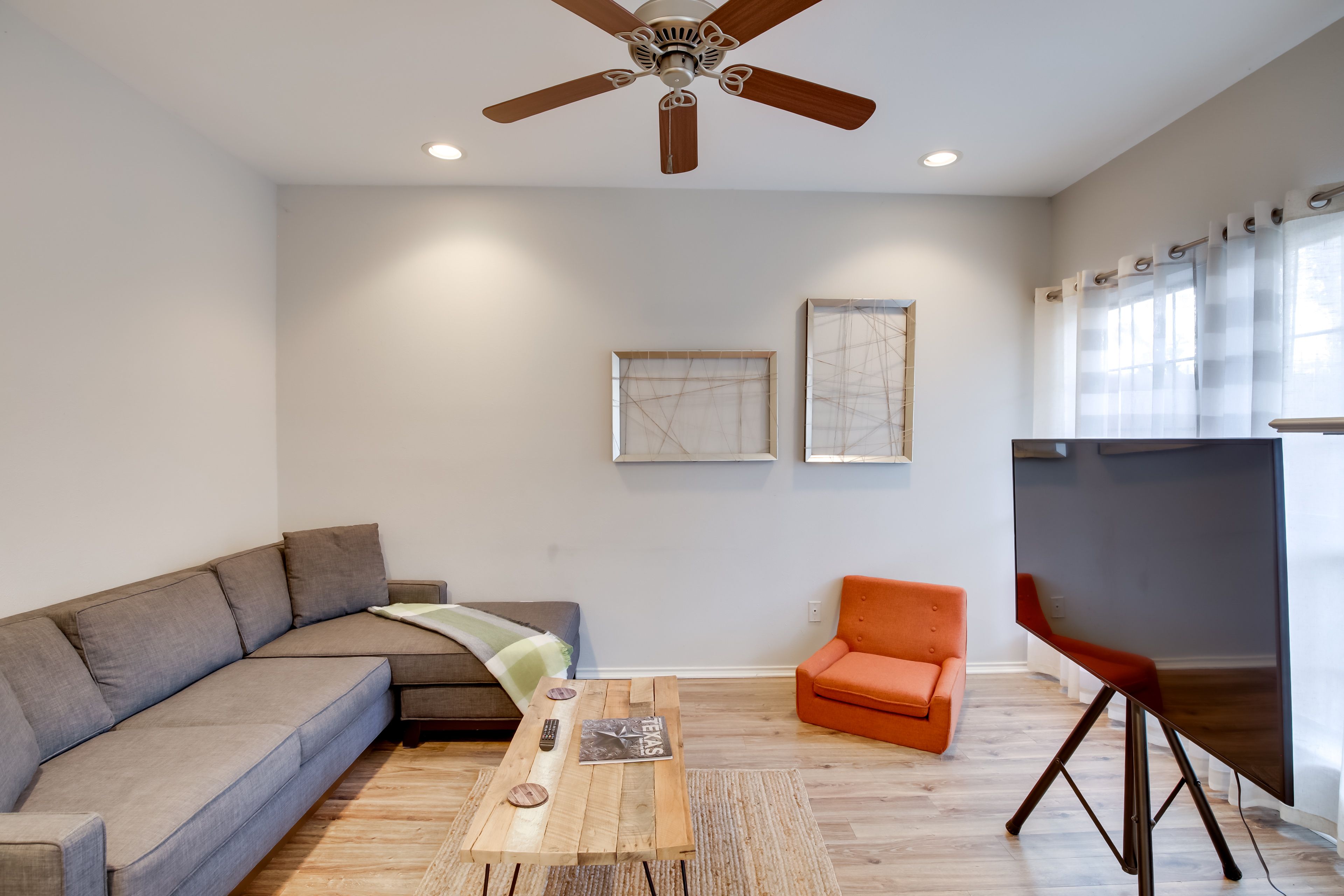 Living Room | Main Level | Smart TV w/ Cable | Central A/C | Free WiFi