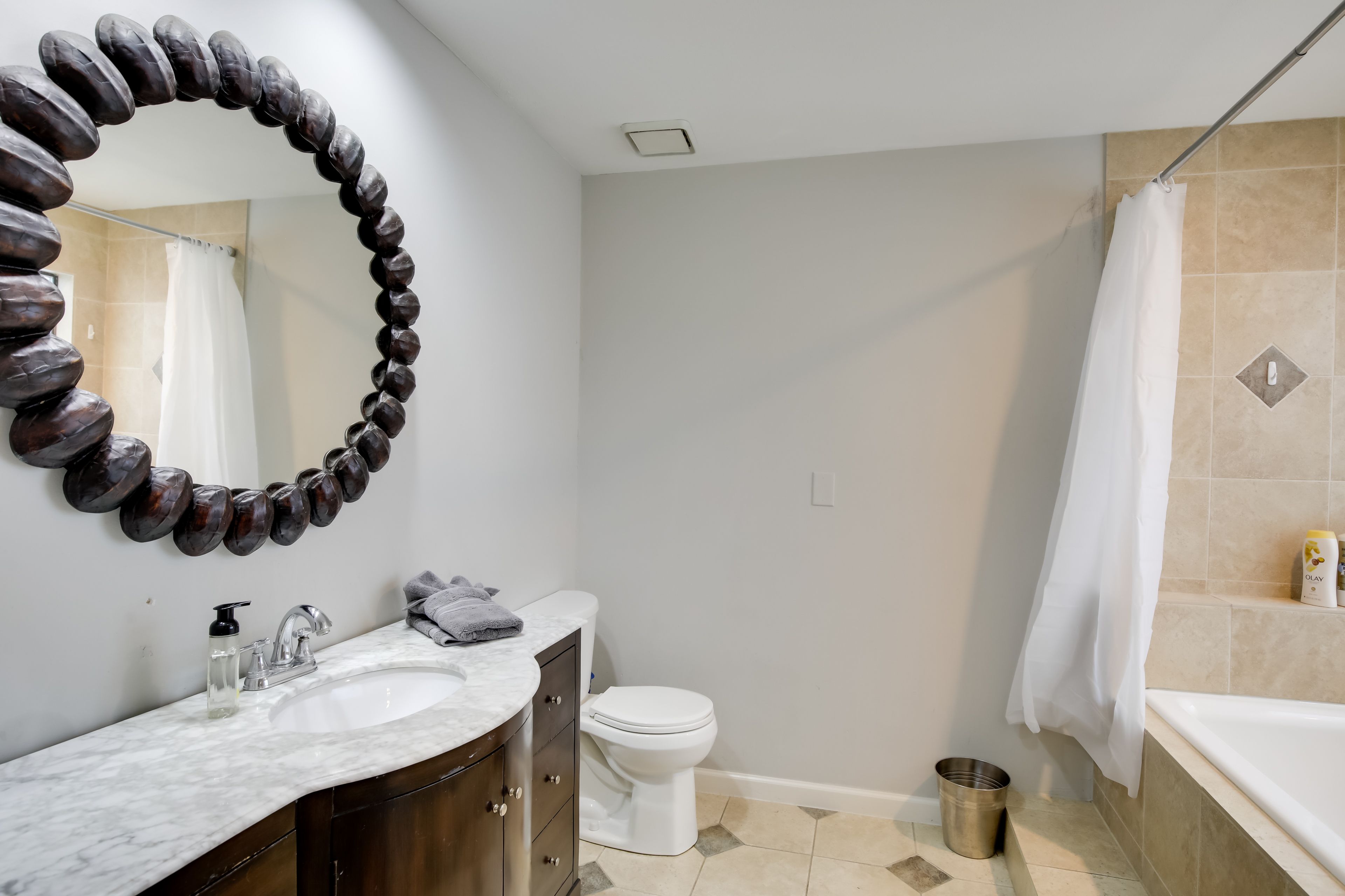 En-Suite Bathroom | Main Level | Complimentary Toiletries | Towels