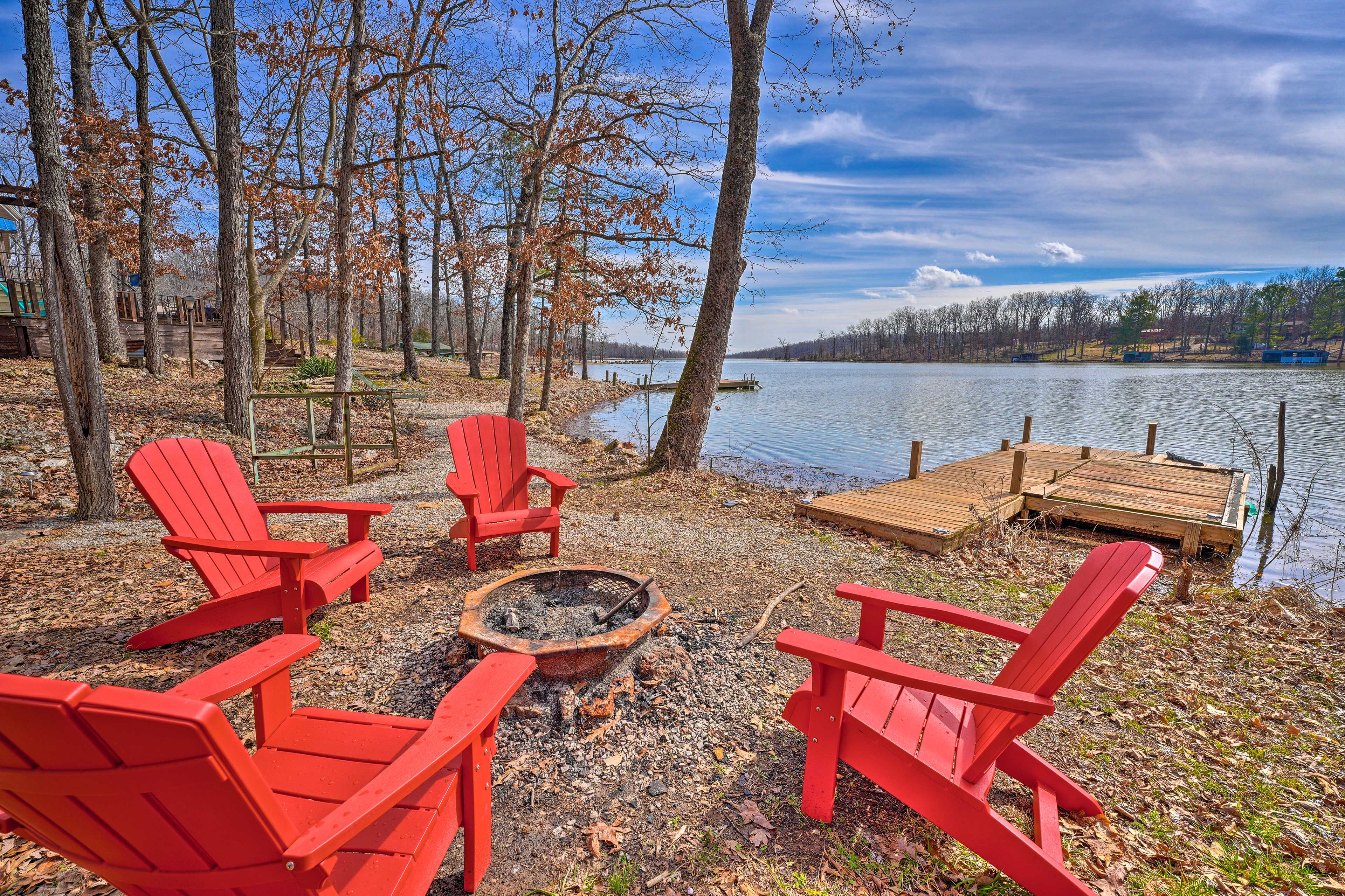 Private Yard | Fire Pit | 2 Docks | 2 Kayaks | Canoe | Life Vests