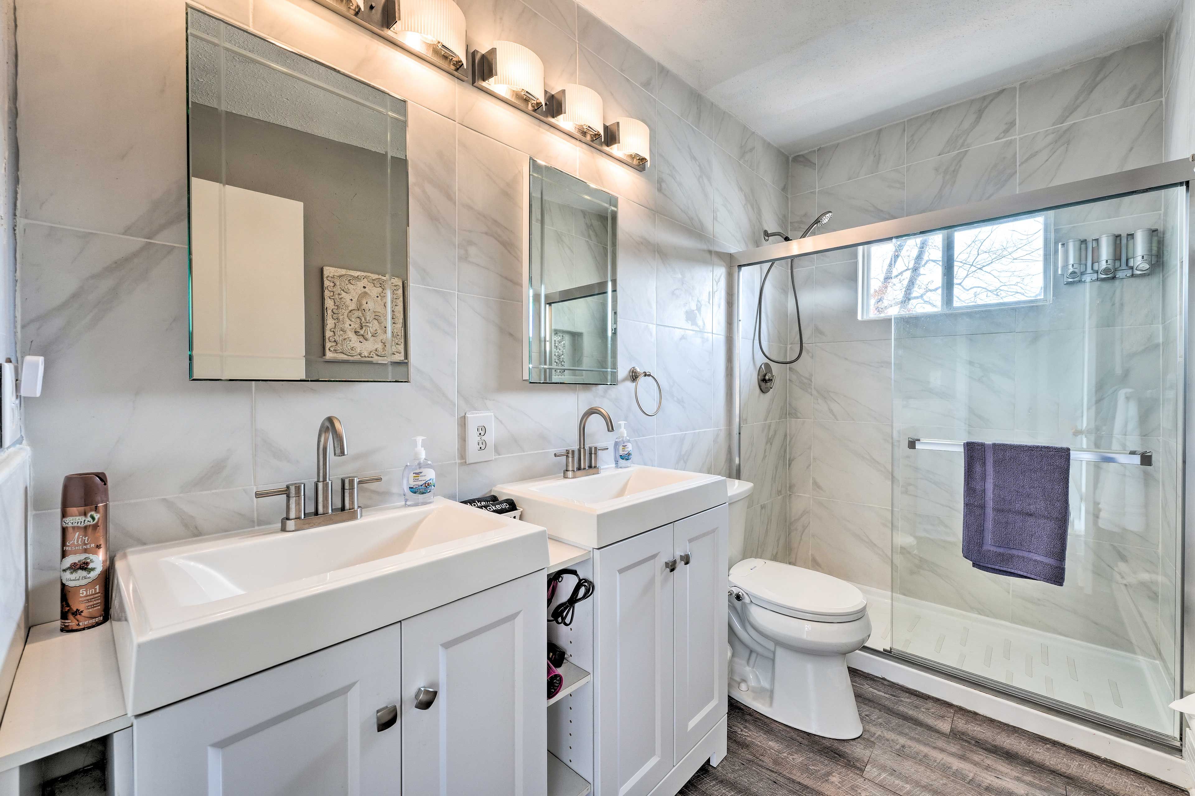 Full Bathroom | Towels Provided