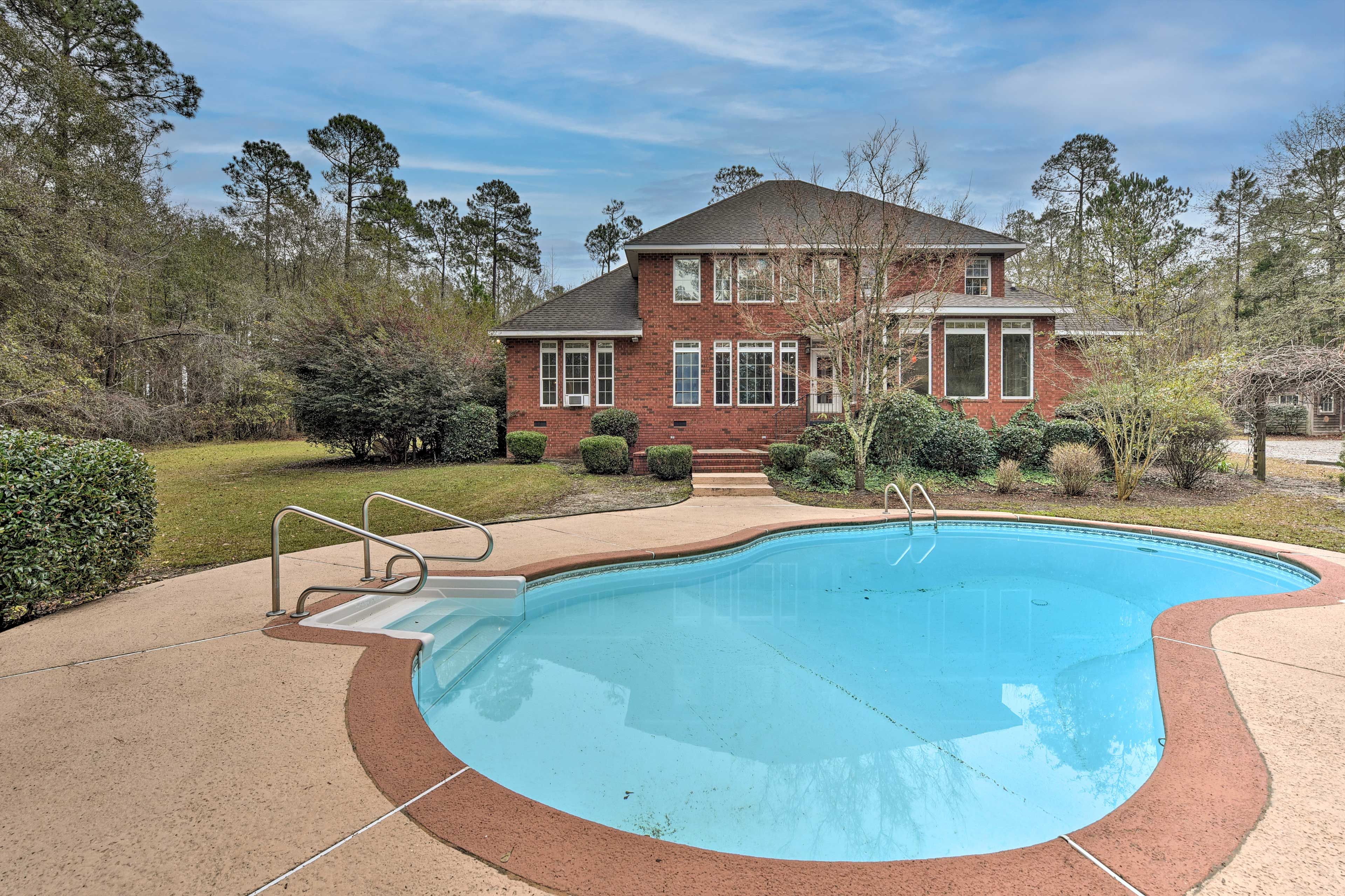 Statesboro Vacation Rental | 3,500 Sq Ft | 3BR | 2.5BA | Stairs Required