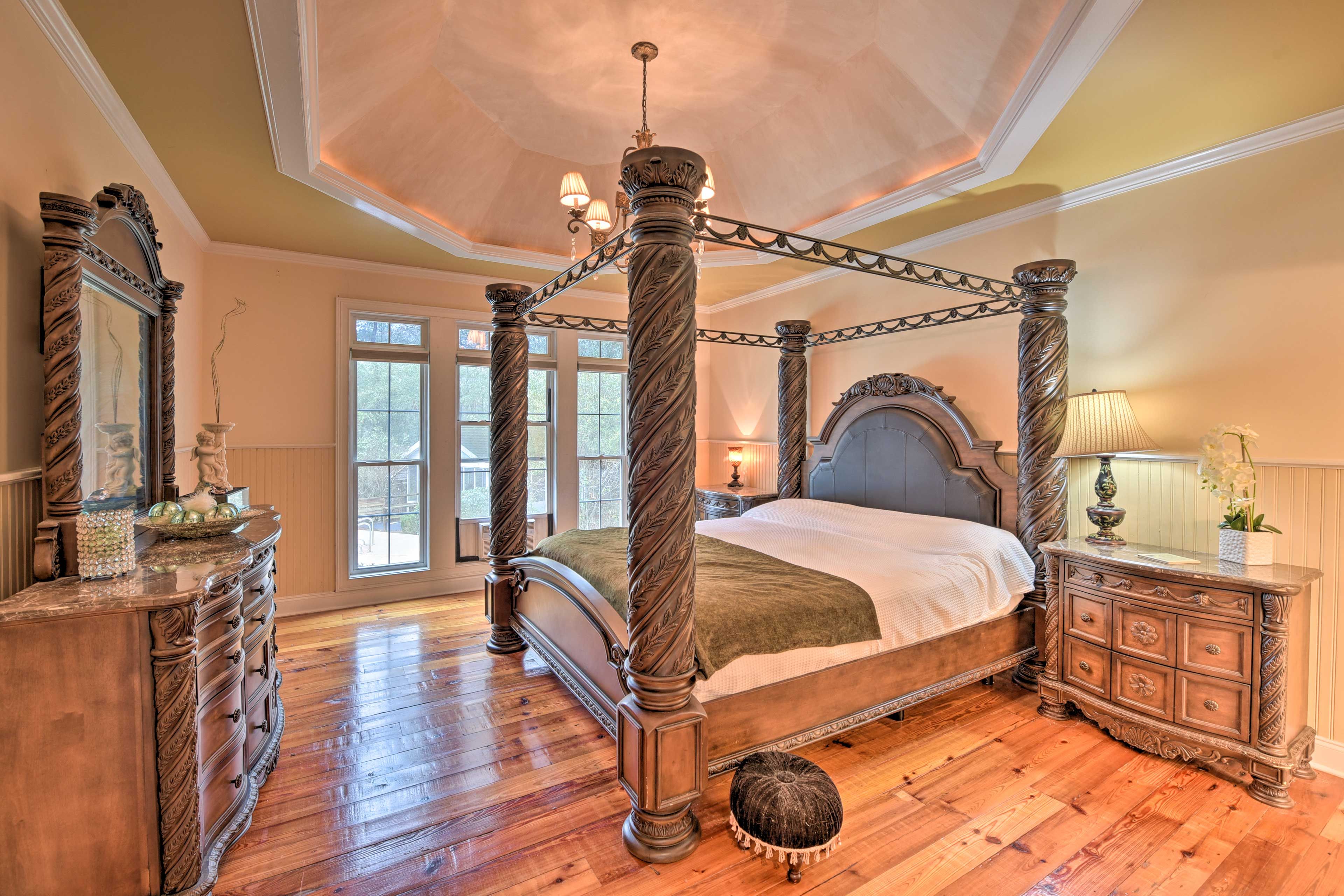 Bedroom 1 | King Bed | Linens Provided | 1st Floor
