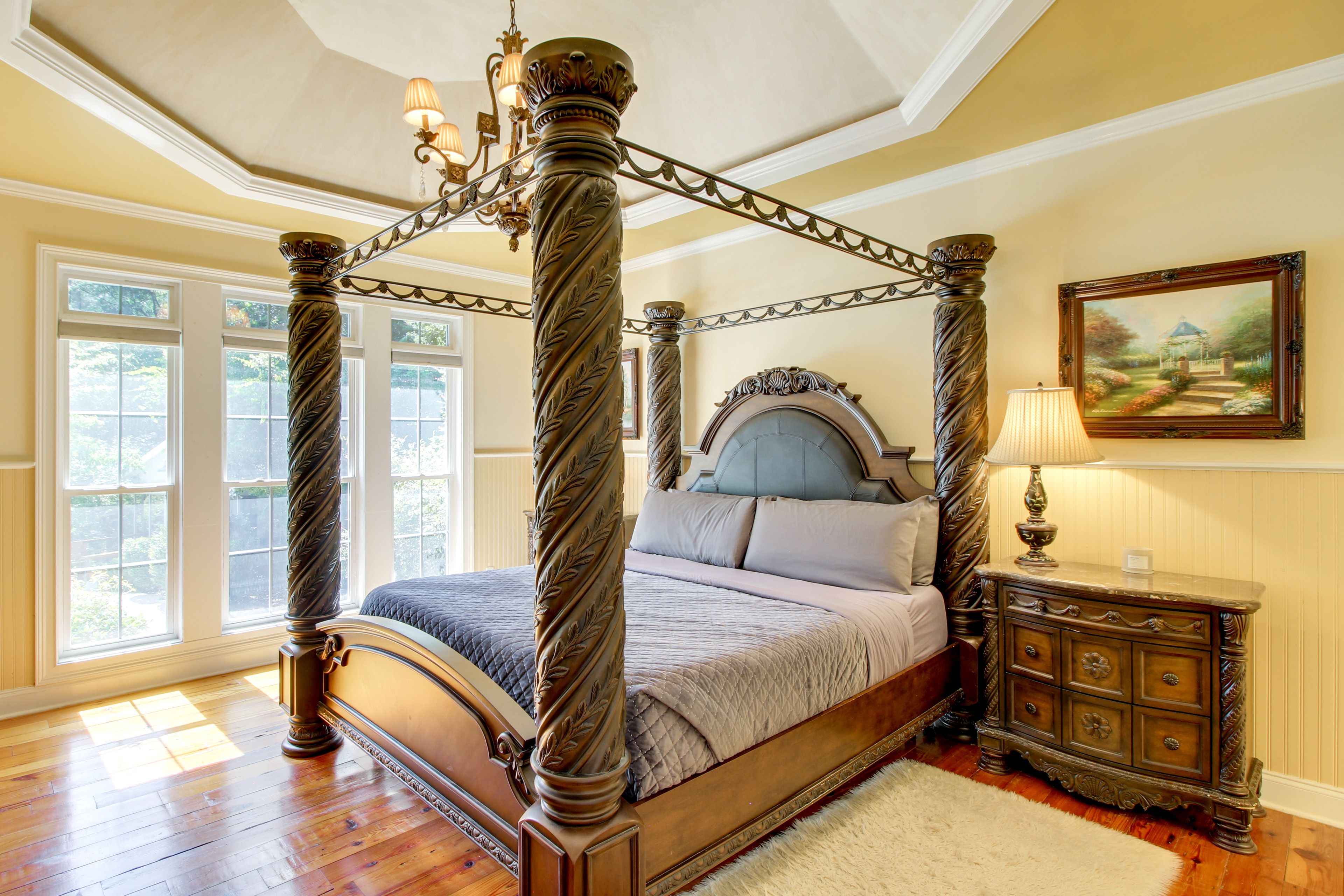 Bedroom 1 | King Bed | En-Suite Bathroom | 1st Floor