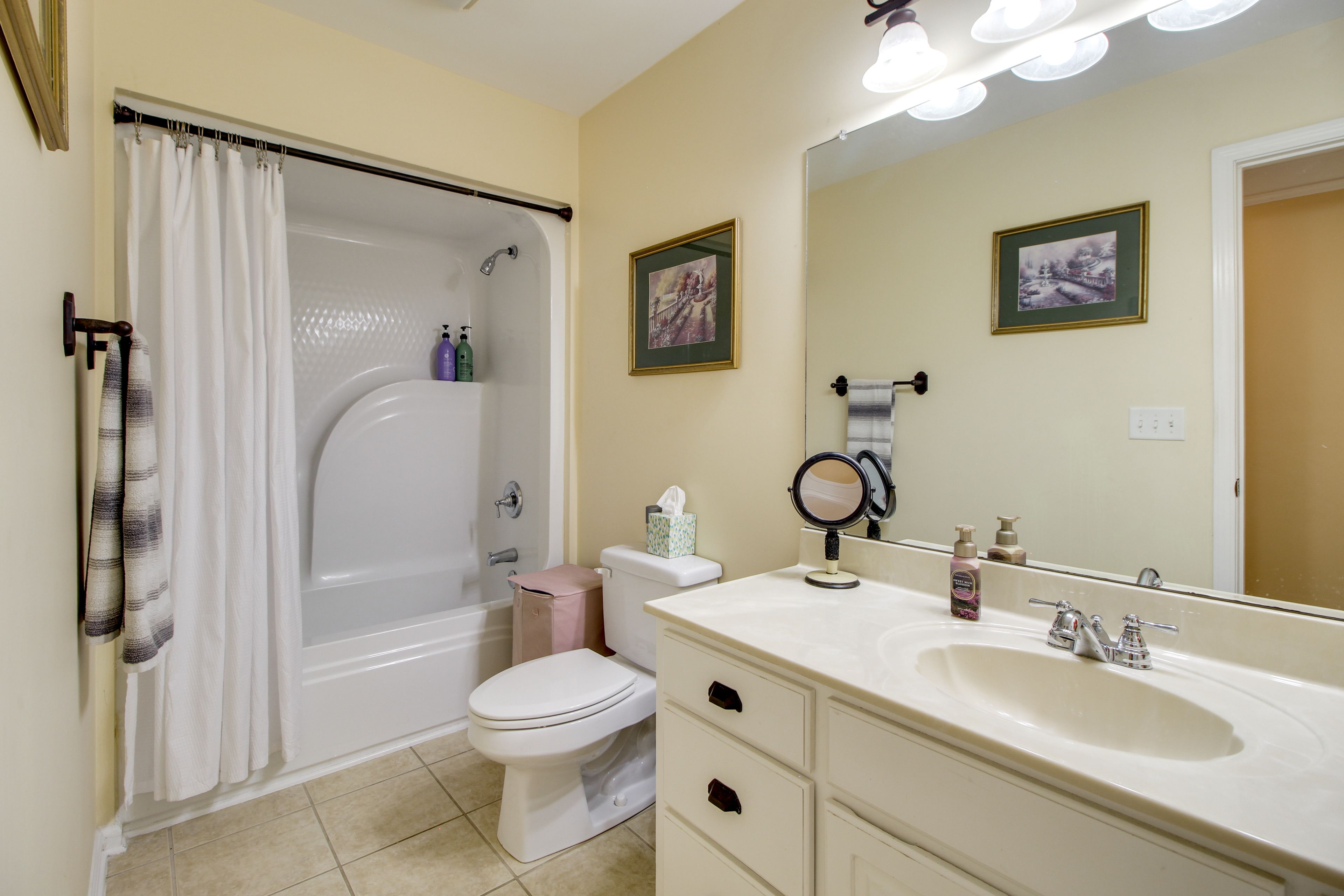 Full Bathroom | Towels & Linens Provided | 2nd Floor