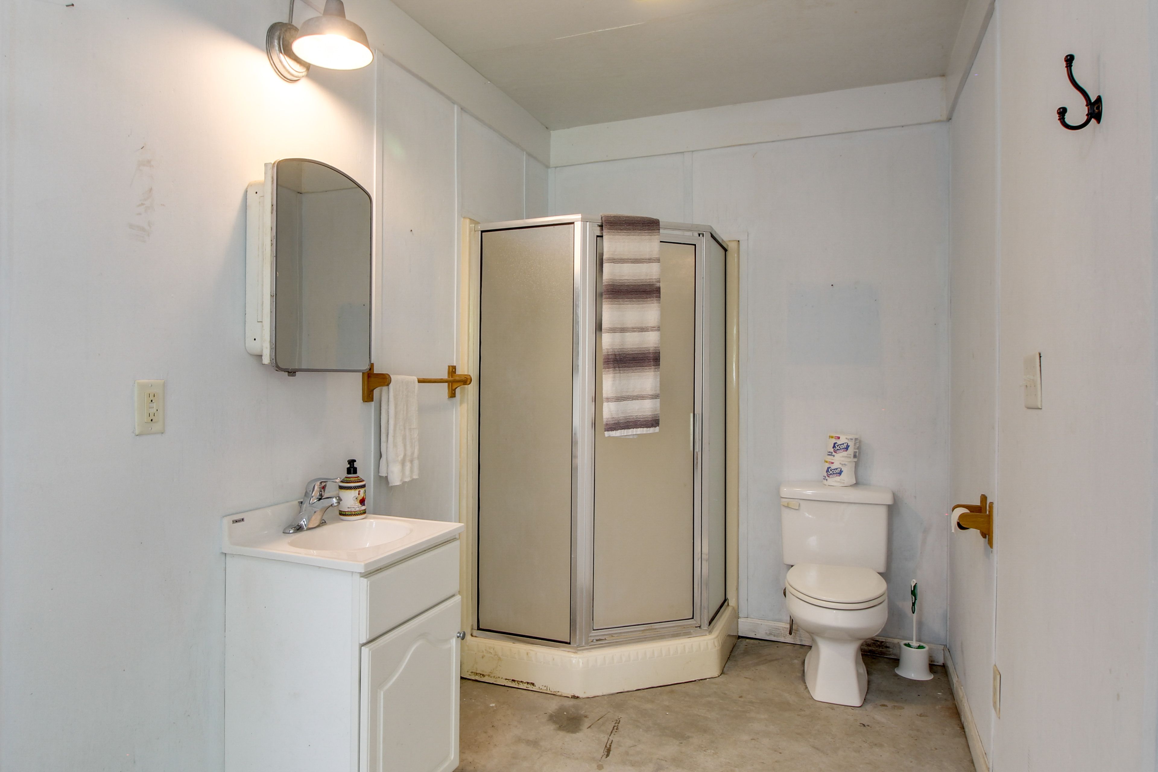 Full Bathroom (Pool House)