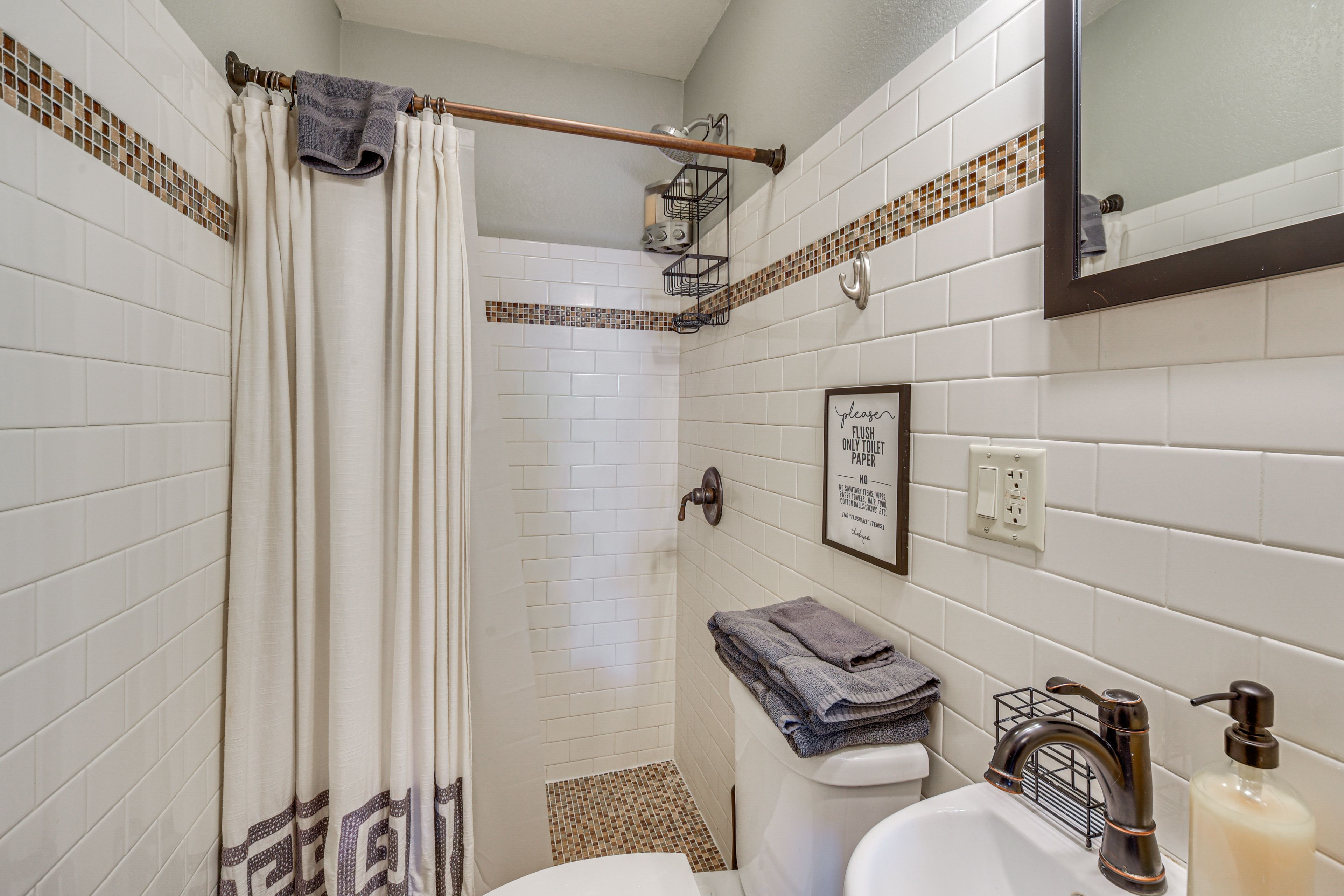 Full Bathroom | Towels Provided | Complimentary Toiletries
