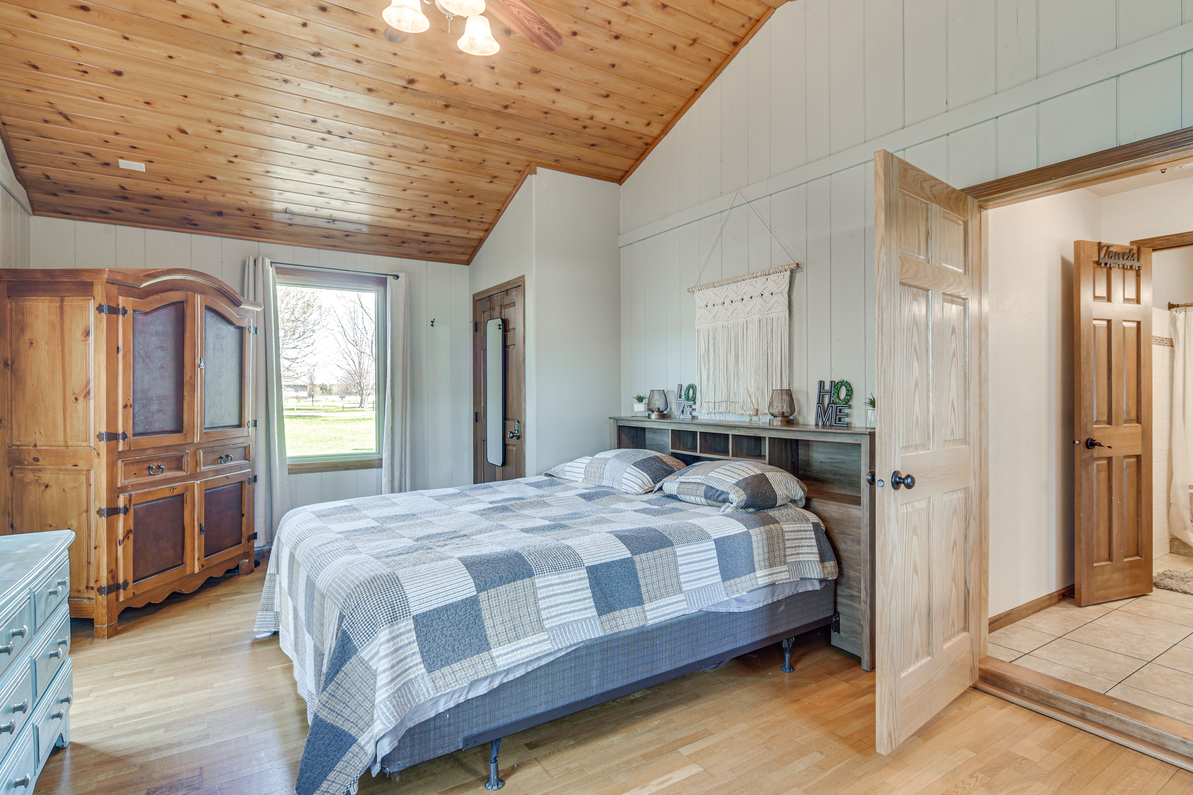 Bedroom 1 | King Bed | Linens Provided