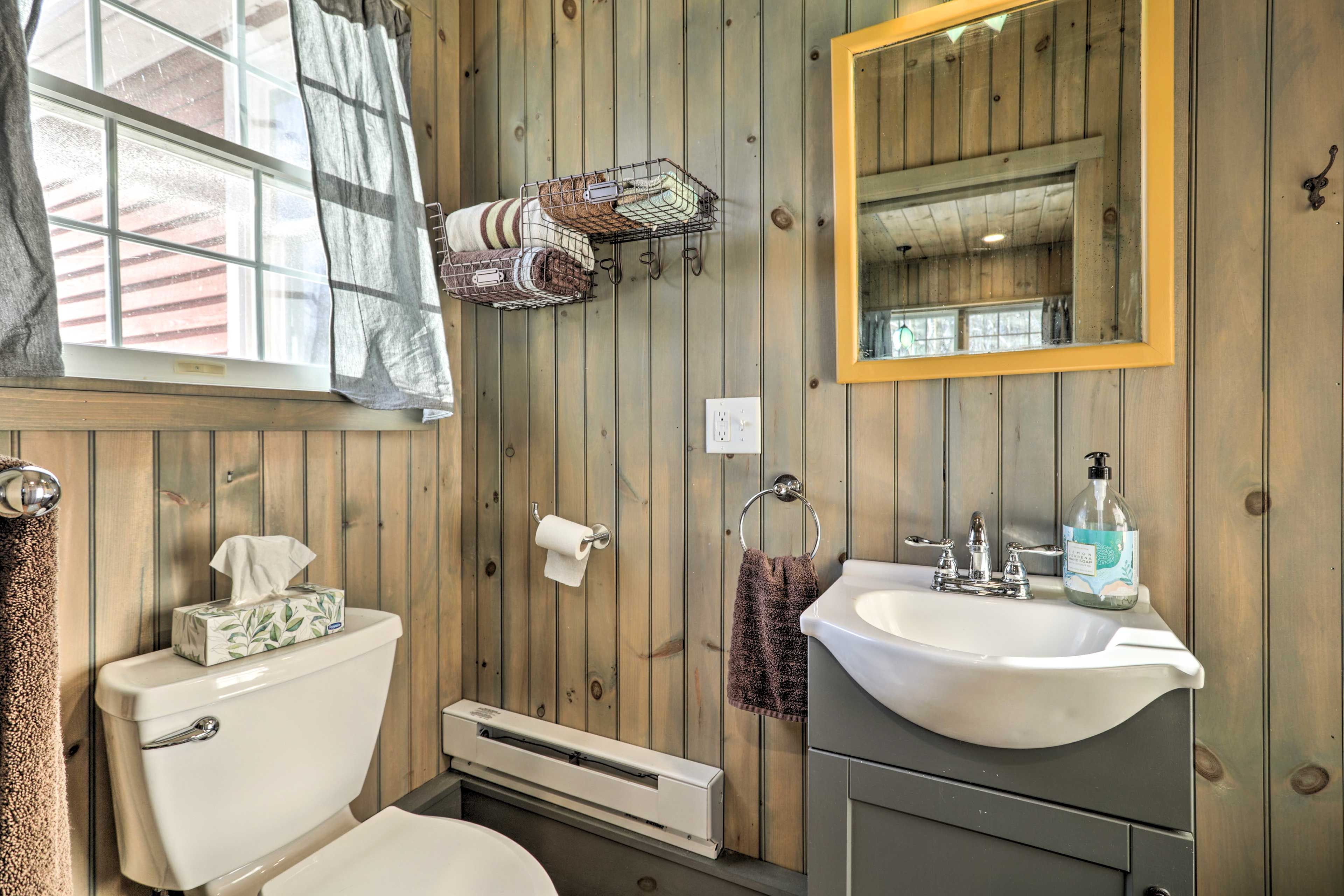 Full Bathroom | Towels Provided | Complimentary Toiletries