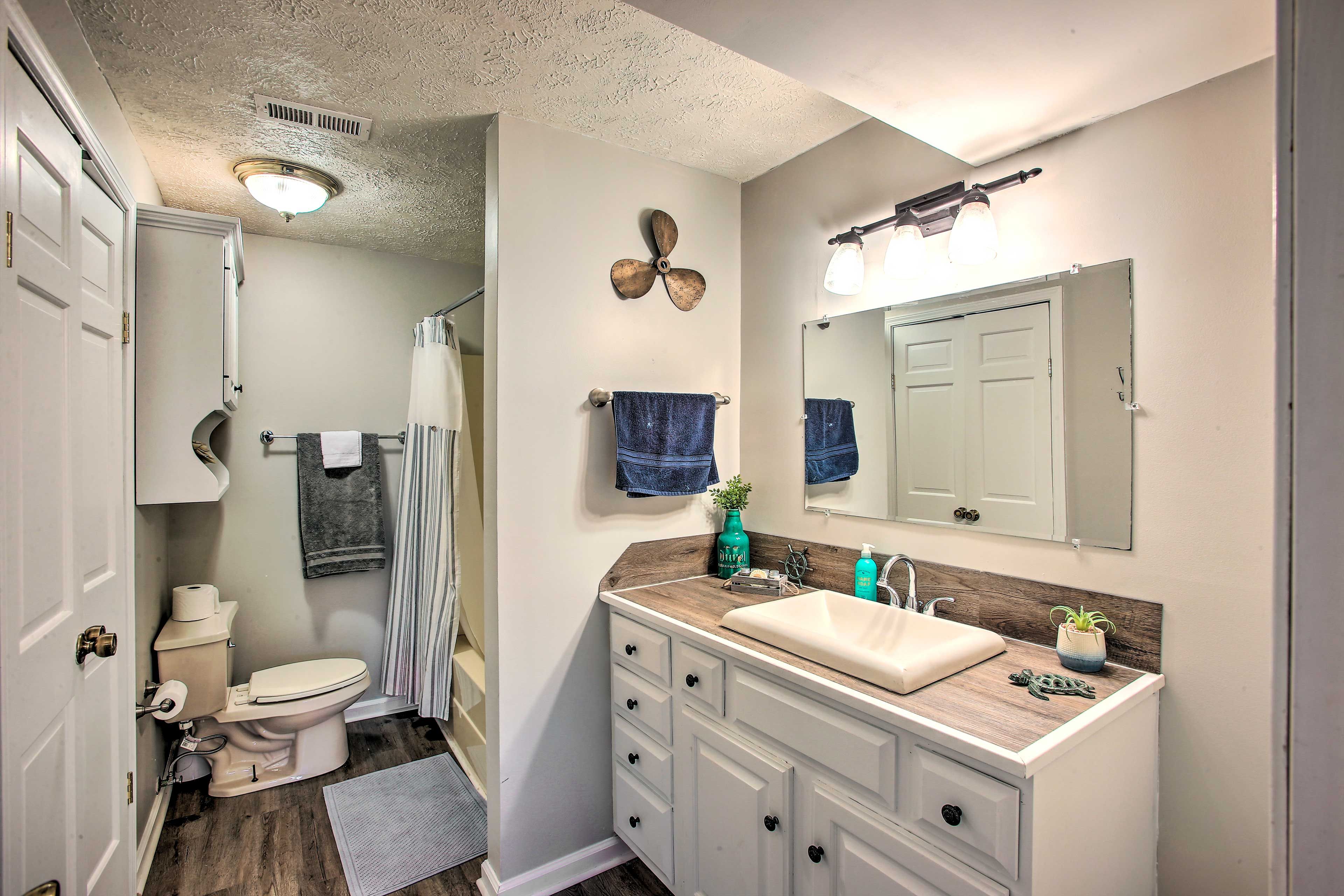Full Bathroom | 1st Floor | Towels Provided | Complimentary Toiletries