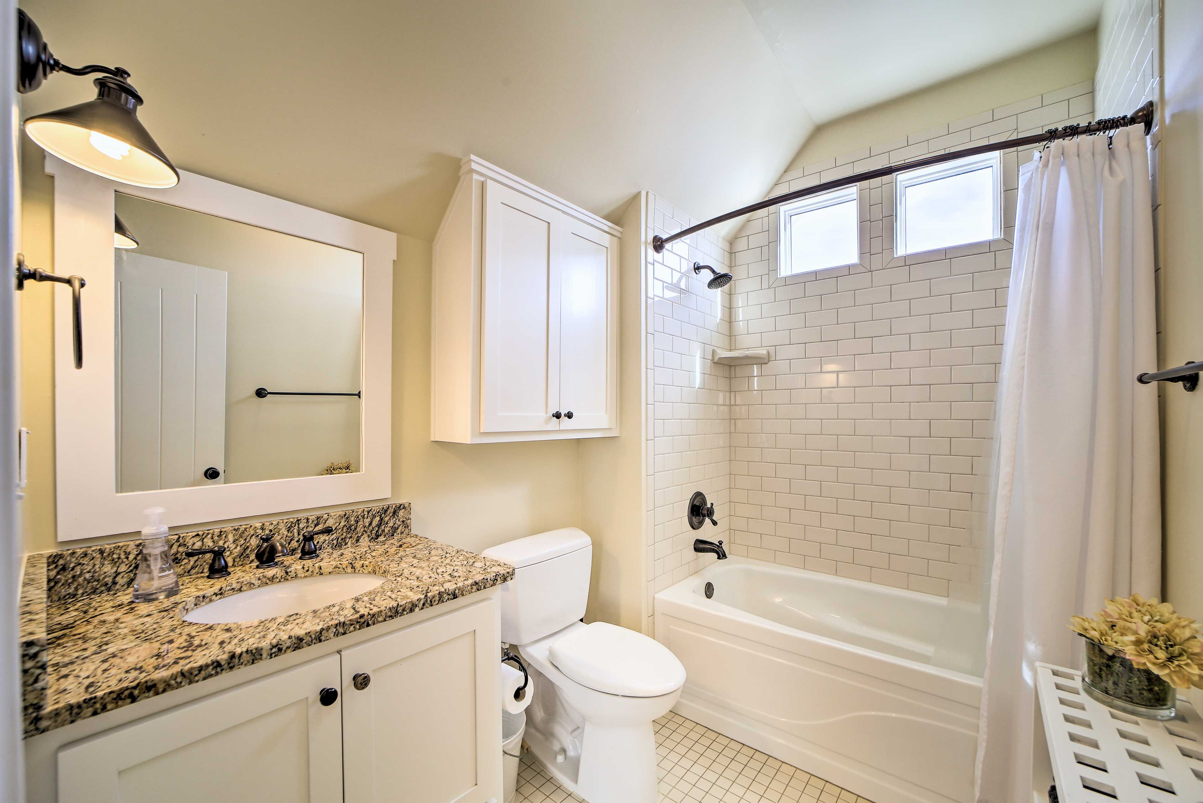 Full Bathroom | 2nd Floor | Linens & Towels Provided