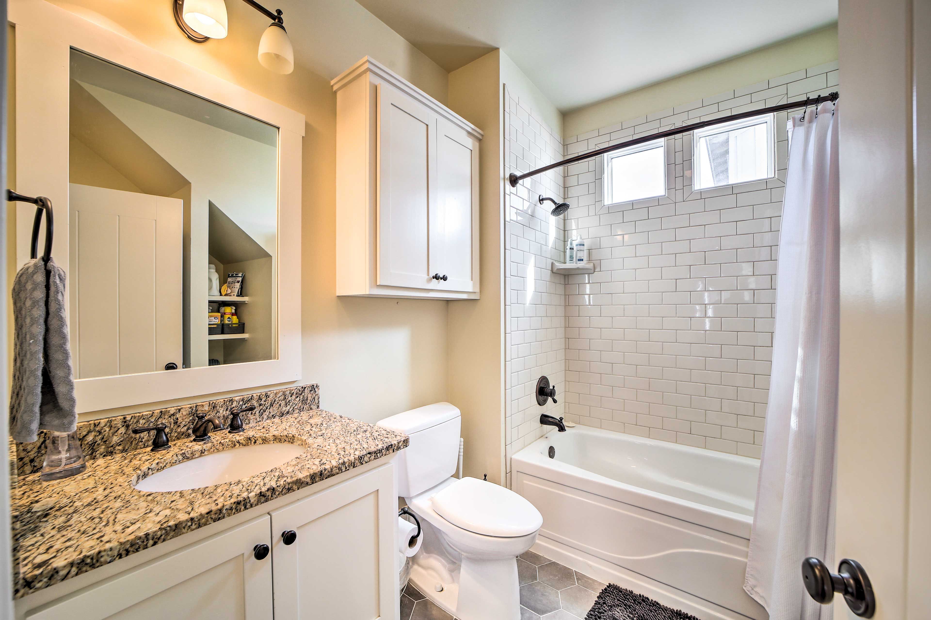 Full Bathroom | 1st Floor | Complimentary Toiletries | Washer & Dryer