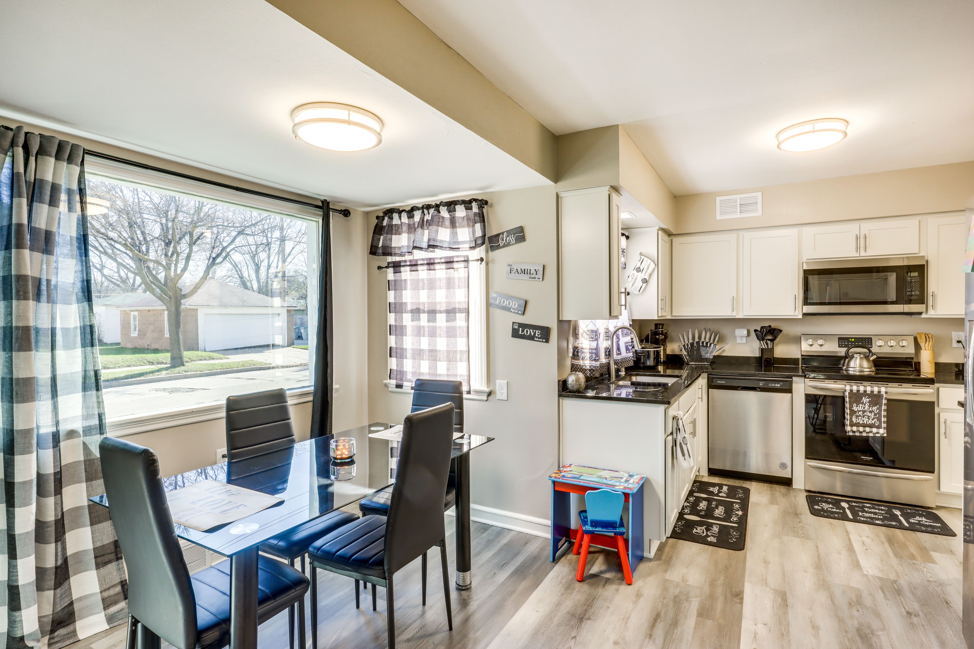 Dining Nook | 1st Floor