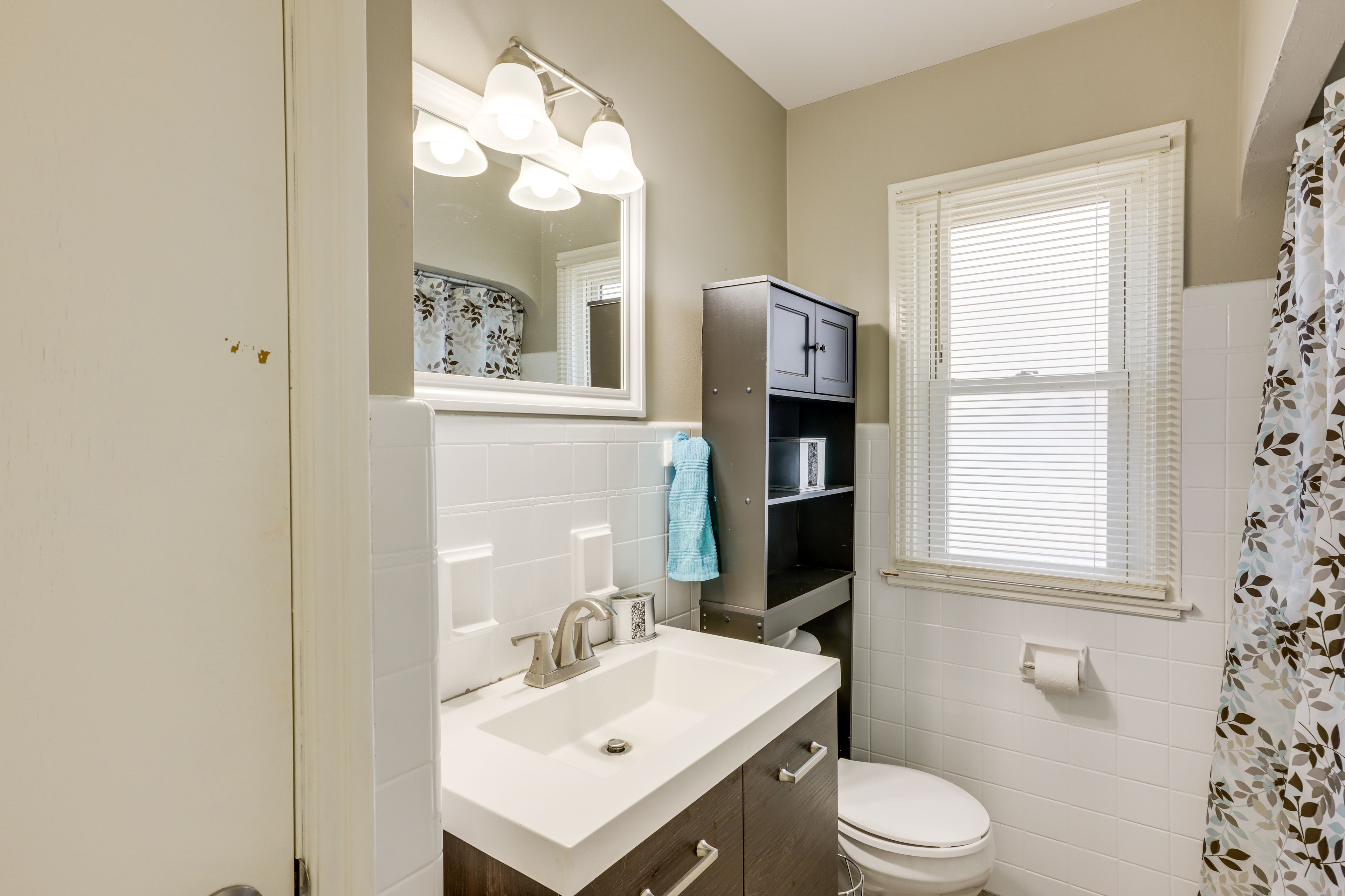 Full Bathroom | Towels Provided