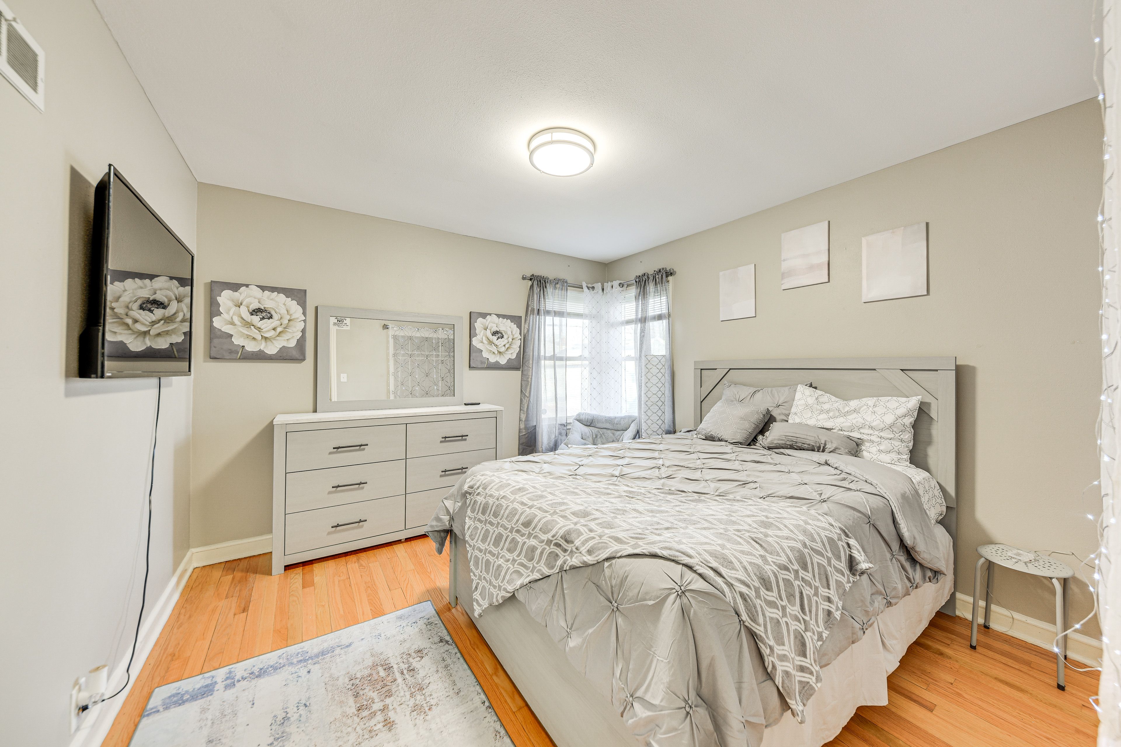 Bedroom 2 | 1st Floor | Queen Bed | Smart TV w/ Cable